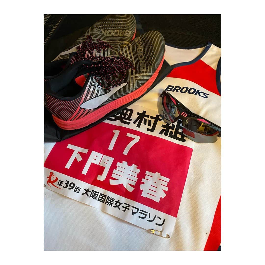 のインスタグラム：「明日は大阪国際女子マラソンです🏃‍♀️✨！！！ いやー。まぁ本当。 大阪国際女子マラソンとのことを話すと長くて長くて。。 少しお付き合いください🙇‍♀️笑 2年前、ニトリ所属の時に右足首甲を怪我して走れず、 去年、1週間前に肉離れでザックリ(3枚目参照、白い線のところ)で走れず、 調子良かっただけに2日間泣き続け、 今年、都道府県クソほど走れなかったことに＋17日ごろから胃腸炎で体内の内容物も飲んだ水すらも全て排出する事件が起こり、先週金曜日、今週月曜日のポイントを3kmぐらいでやめたりして、、 もう、大阪は諦めるしかない。という決断をしなければいけなかったのですが2回目で行った病院から回復回復、大回復で水曜日。 いい状態に持ってこれたので出場します🏃‍♀️✨ もう、先週の今頃は死んでた。笑 疲れてたのかな。。 1週間休んだら(jogはしてたけど)軽くなった☺️笑笑 ←他意を含む💩 ちなみに3日間、セブンの蒸しパンとOS-1とほっとれもんには非常にお世話になりましたので、皆さんも回復食にはぜひ笑笑  でも人間って本当、踏ん張って出す💩ということが出来ることをもっと幸せに感じた方がいい。。(悟りを開いた。) という感じで超回復して＋もう早く走りたい欲爆発でスタートライン立つので応援よろしくお願いします📣✨！ 走りたい欲はあるけど結果につながるかは分からないので温かい目で応援してください。笑笑 最後のひと枠とかいろいろあるけど私は私らしく、今できる走りを最大限に。 久しぶりに走ってて楽しいと感じてるんで💡多分5.6年に1度くらいのやつ。笑  いつも応援してくださる皆さんに感謝、サポートしてくださる皆さんに感謝、毎年出る出る詐欺にはっちゃったけれど3年間呼び続けてくれた大阪国際女子マラソン大会さまに感謝。 追い込むことを楽しんで行ってきます！🏃‍♀️🏃‍♀️🏃‍♀️ #japan #marathon #runner #マラソン #マラソン女子 #ランニング #ランニング女子 #brooks #スペシャルボトルをさらにスペシャルに #大阪国際女子マラソン」