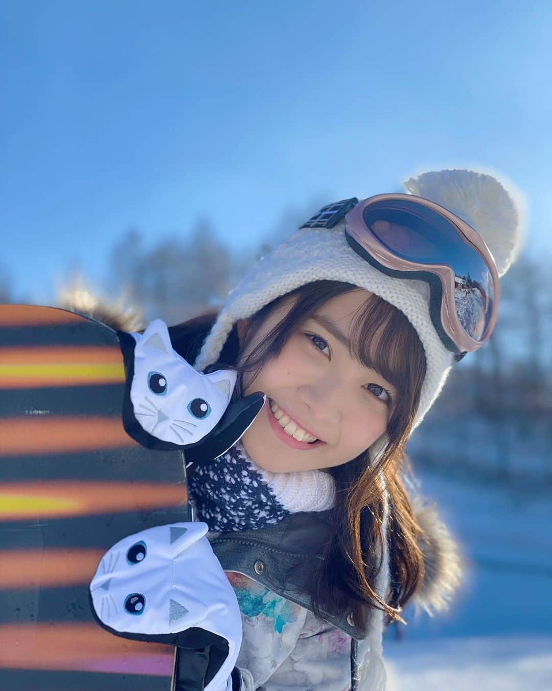 天羽希純のインスタグラム：「いかにも滑る気ゼロのスノボサークルの女のコスプレです🏂  #スノボー女子 #スノボ女子 #スノボ #スノボー #スノーボード女子 #スノーボードウェア #ゲレンデ #ゲレンデマジック #スキー #スキー女子 #スキーウェア #雪 #雪山 #可愛い女の子 #撮影会 #撮影会モデル #グラビア #gravure」