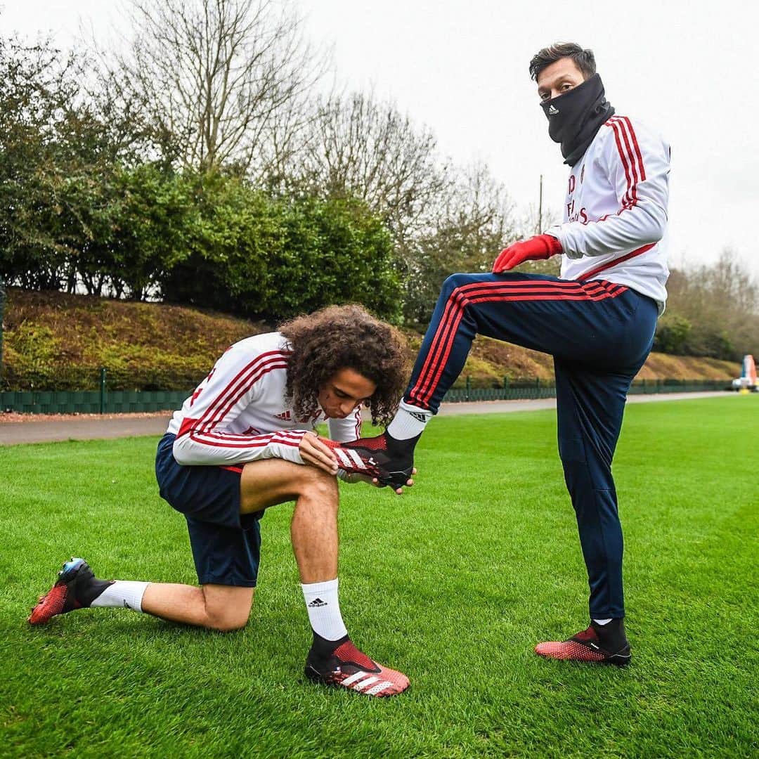 メスト・エジルのインスタグラム：「Time to bow down and welcome the new #Predator! 🔥 How many spikes did you count @matteoguendouzi ? 🤔😁#CreatedWithAdidas #M1Ö」