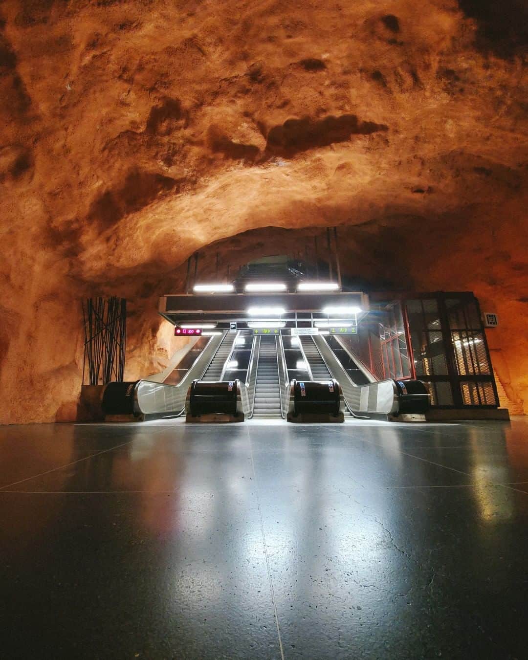 Galaxy Mobile Japanさんのインスタグラム写真 - (Galaxy Mobile JapanInstagram)「洞窟の先に隠れていたのはなんと…エスカレーター！？😳 #GalaxyNote10Plus で撮影した驚きの風景はスウェーデン・ストックホルムの地下鉄「ルードフセット駅」です。地下鉄全体がアート空間になっていて、いたるところで素敵な風景が見られるんですよ👀 海外旅行でも、Galaxy のカメラは大活躍！旅行先で撮れた素敵な／珍しい写真は、ぜひ #Galaxyカメラ部 をつけて投稿してくださいね♪ 📸#GalaxyNote10+ #withGalaxy Photo by @8s_hero ・ ・ ・ #ヨーロッパ #ヨーロッパ旅行 #スウェーデン #ストックホルム #海外旅行 #海外旅行大好き #旅行 #旅 #誰かに見せたい風景 #スマホデビュー #機種変 #機種変更 #スマートフォン #スマホ #ガジェット #sweden  #stockholm #Galaxyカメラ部」1月25日 17時00分 - samsungjpn
