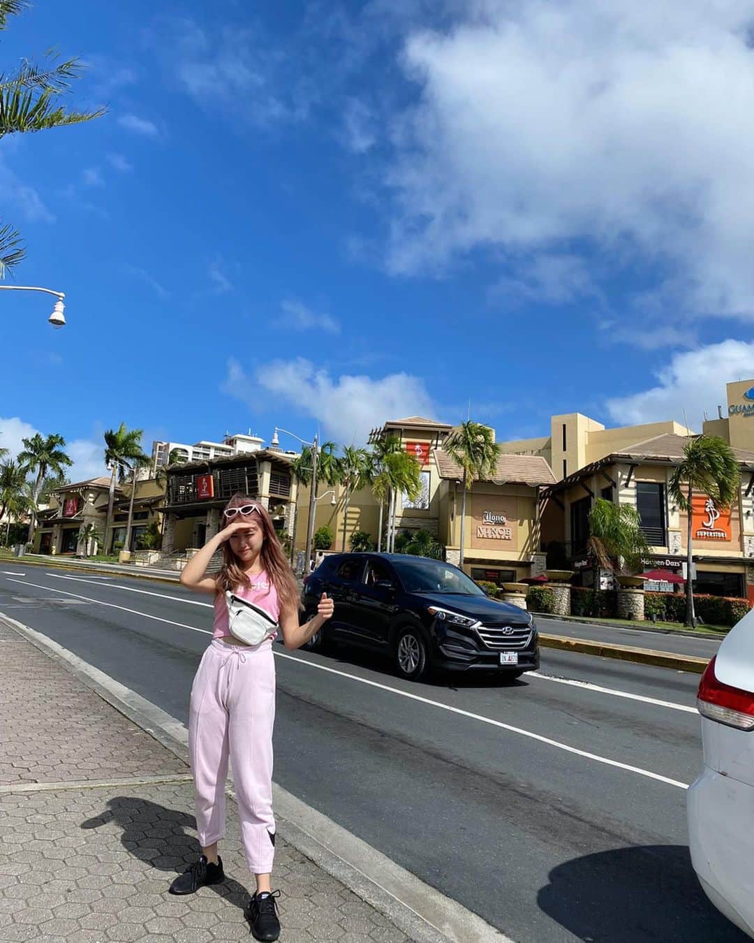 RIKAのインスタグラム：「🇺🇸🐷🍭一旦住民票うつそかな？ ﻿ ﻿ (うそだけどさ)﻿ だれ？グアムなにもやることないよって言ったひと🪂 #7枚目の肌着見えてたからペンで塗り潰した笑」
