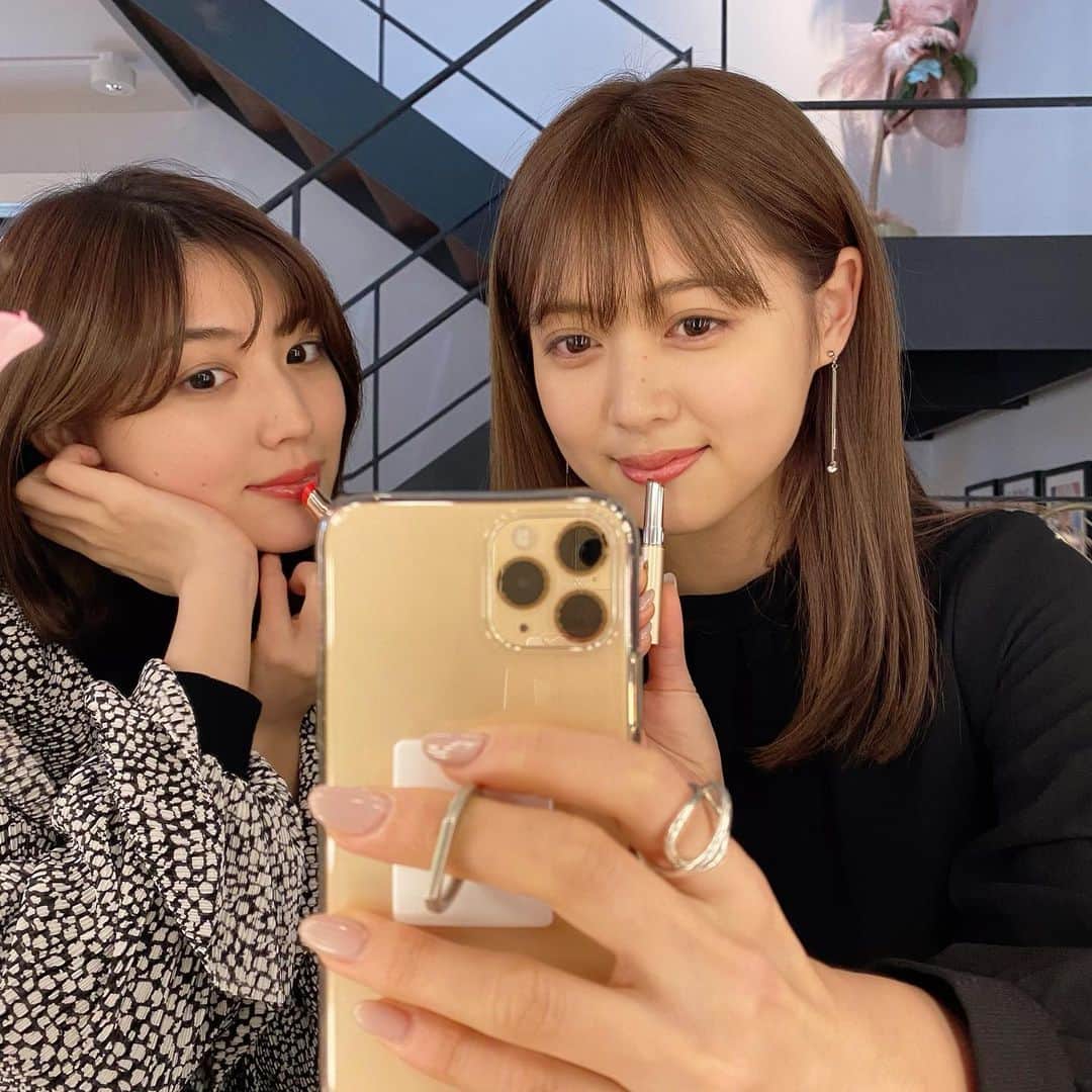岩﨑名美さんのインスタグラム写真 - (岩﨑名美Instagram)「@opera_cosmetics からバレンタインの限定色が発売されるということで、イベントに行ってきました🍫🍓 私もいつも必ずカバンに入れてるシアーリップとティントと1色ずつ♡ ・ ・ まさにチョコレートとストロベリーのカラーで、バレンタインギフトはもちろん自分へのご褒美でも絶対に嬉しいやつです💯❤︎ ・ ・ ・ 写真は同じ事務所の、絵里花ちゃんと☺︎ いつお会いしても癒されます〜〜👼 ・ ・ ・ ・ #オペラリップティント  #operacosmetics  #くちびる苦くて甘い  #pr」1月25日 17時19分 - nami_iwasaki
