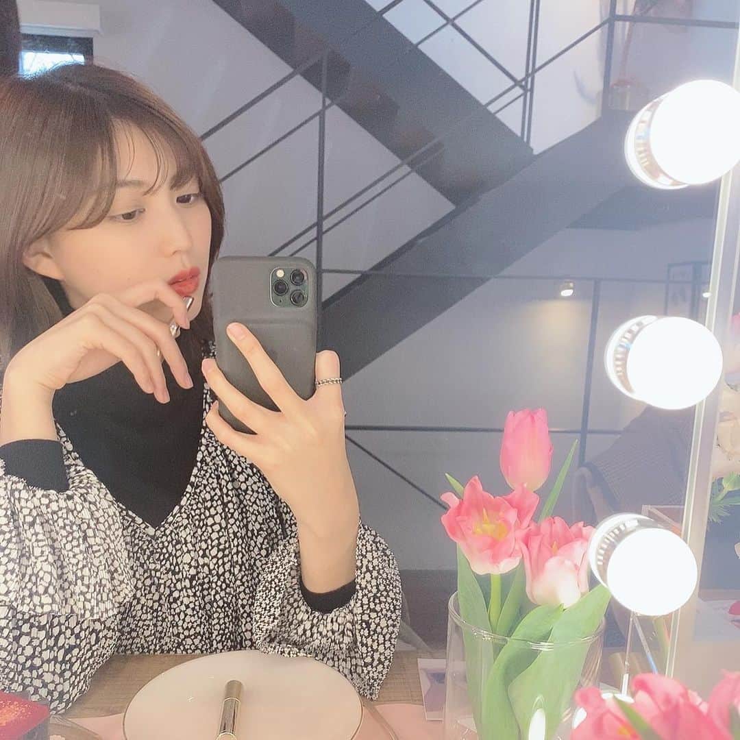 岩﨑名美さんのインスタグラム写真 - (岩﨑名美Instagram)「@opera_cosmetics からバレンタインの限定色が発売されるということで、イベントに行ってきました🍫🍓 私もいつも必ずカバンに入れてるシアーリップとティントと1色ずつ♡ ・ ・ まさにチョコレートとストロベリーのカラーで、バレンタインギフトはもちろん自分へのご褒美でも絶対に嬉しいやつです💯❤︎ ・ ・ ・ 写真は同じ事務所の、絵里花ちゃんと☺︎ いつお会いしても癒されます〜〜👼 ・ ・ ・ ・ #オペラリップティント  #operacosmetics  #くちびる苦くて甘い  #pr」1月25日 17時19分 - nami_iwasaki