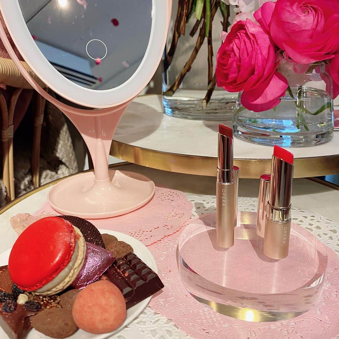 岩﨑名美さんのインスタグラム写真 - (岩﨑名美Instagram)「@opera_cosmetics からバレンタインの限定色が発売されるということで、イベントに行ってきました🍫🍓 私もいつも必ずカバンに入れてるシアーリップとティントと1色ずつ♡ ・ ・ まさにチョコレートとストロベリーのカラーで、バレンタインギフトはもちろん自分へのご褒美でも絶対に嬉しいやつです💯❤︎ ・ ・ ・ 写真は同じ事務所の、絵里花ちゃんと☺︎ いつお会いしても癒されます〜〜👼 ・ ・ ・ ・ #オペラリップティント  #operacosmetics  #くちびる苦くて甘い  #pr」1月25日 17時19分 - nami_iwasaki