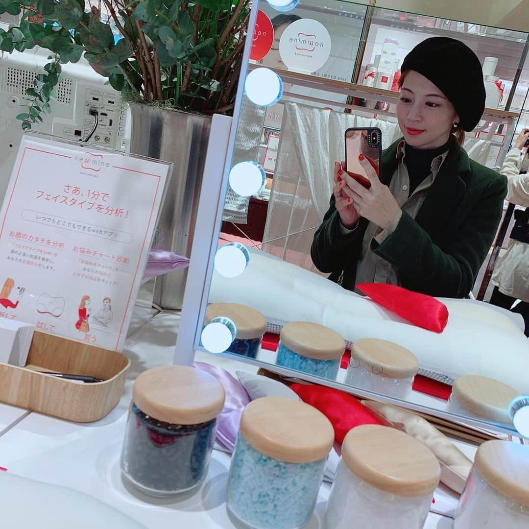 安田美沙子さんのインスタグラム写真 - (安田美沙子Instagram)「西川の美容睡眠ブランド「newmine」の体感型期間限定ストアに行ってきました😊❤️ . . . 肌に優しい枕を計測して、オーダー✨わざわざ寝ころばなくてもいいし、座ったまま自分のフェイスラインが写真で計測でき、肌への圧力が調べられます😊✨ 忙しい毎日の中で睡眠という無意識の時間が美にも繋がるなんて。。。 もっと睡眠を大切にしようと思わされる、今日この頃です🌈 . . . 枕の完成が楽しみ😊❤️ #Nishikawa #睡眠美容 #newmine #beautysleeplab #ニューミン #美容好きさんと繋がりたい  #自分時間 #女子力アップ #美容day #美容女子 #つや肌 #綺麗になりたい  #おうちで美容 #美容時間 #寝ながら美容 #自分時間の過ごし方 #ナイトルーティン  #おうち時間を楽しむ #おやすみ前のひととき #ナイトケア #美容記録  #pr」1月25日 17時20分 - yasuda_misako