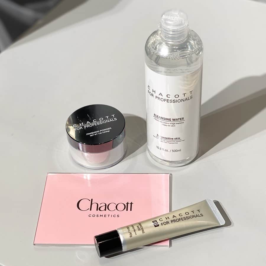 のインスタグラム：「. 先日Chacott（チャコット）の展示会へ❤︎ @chacott_jp @chacott_balance . . バレエやダンス、スポーツという 日本の芸術文化を支えてきたChacottは、 創業70周年を迎えたそう✨ おめでとうございます💓 . . 展示会では、バレエのアイテムはもちろん、 フィットネスウェアラインのチャコットバランスや、 社交ダンスの衣装や、 舞台メイクとして有名なコスメなどが展示されていました✨ . . チャコットのパウダーは実は昔から使っていて、 お値段もプチプラなので、 すごくオススメです💕 有名だから皆さん知ってるか😂🧡 . . 今回、パウダーと化粧下地と クレンジングウォーターを頂いたよ✨ 化粧下地は、肌の凸凹やキメなど気になるところを ふわっとぼかすパウダーが配合されてるそう！ 化粧下地だけど、ナチュラルベージュの色なので これ塗っただけでも肌が綺麗にみえる🥺 クレンジングウォーターは、 メイク落とし＋洗顔＋化粧水がこれ一本になってるよ！ 濃いメイクもしっかり落とせるし、 何より大容量なのが嬉しい〜🙌 どれもコスパ良いので、チェックしてみてね！ . . それとお土産で黒タイツも🤭 着心地最高みたいなので楽しみ🧡 . . . #chacott #チャコット #展示会 #バレエ #バレエシューズ #トゥシューズ #社交ダンス #社交ダンスドレス #フィットネス #フィットネスウェア #舞台メイク #コスメ #コスメ好き #プチプラコスメ #おすすめコスメ #コスメマニア #コスメオタク #コスメ紹介 #ママ美容 #美容マニア #美容オタク #美容好き #mamagirl #locari #ballet #cosme #パウダー #化粧下地 #クレンジングウォーター #haruru0724_cosme」