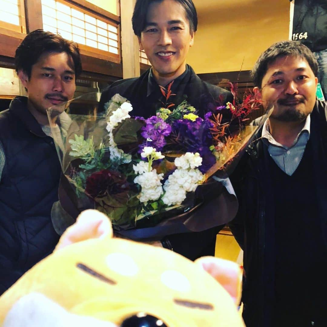 要潤さんのインスタグラム写真 - (要潤Instagram)「今夜は東海テレビ　大人の土ドラ「悪魔の弁護人　御子柴礼司」の最終回です。  最終回に相応しく、毎日のように苦楽を共にして来たプローデューサーと監督陣の写真で〆たいと思います。  罪を償う事とは？生きる事とは？家族とは？正義とは？悪とは？など様々なメッセージを深く掘り下げながら考えて来たこの作品。少しでも皆様の心の中に残る存在になって欲しいと願う限りでございます。 終わりというのは本当に寂しいですが、スタッフ&キャストが今持てる力を精一杯注いで作った最終回です。ぜひ、ご覧下さい。  御子柴礼司  #大人の土ドラ #悪魔の弁護人御子柴礼司贖罪の奏鳴曲」1月25日 17時26分 - jun_kaname_official