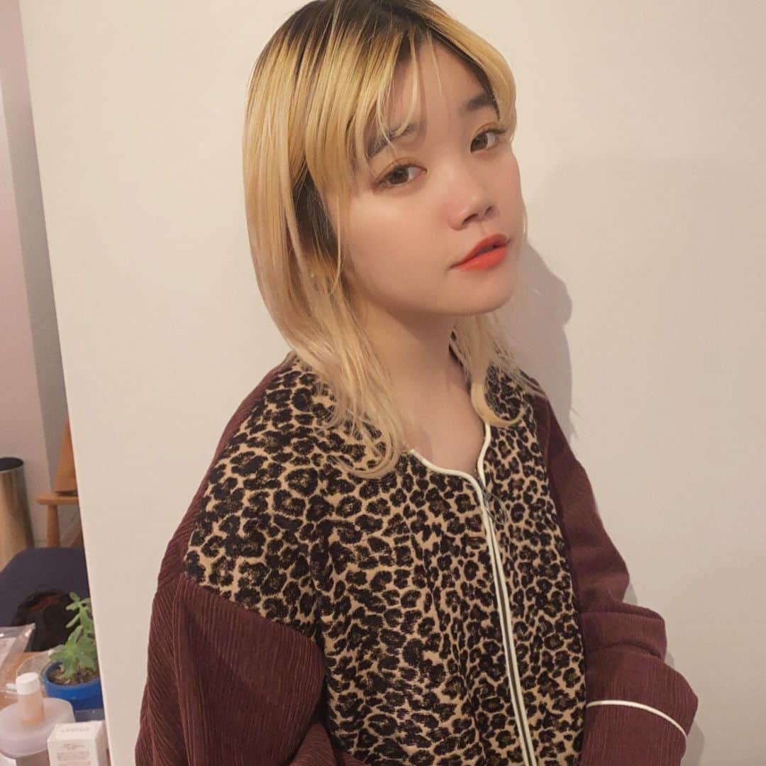高橋有紀のインスタグラム：「ツアーお疲れ様のチッチさん、 ブリーチのメンテナンスとLysaに新しく入った浸透トリートメント❤︎ NHKホールのライブがかっこよすぎて、次の日会うのなんかそわそわしました。恥ずかしいので感想はストーリーに載せてもう消えてます☺️ リップは　@mimc_natural から新しく発売するとってもかわいい08番🍊このリップ来週インスタライブのお仕事でも紹介します！ #lysa_yuki #セントチヒロチッチ  #bish」