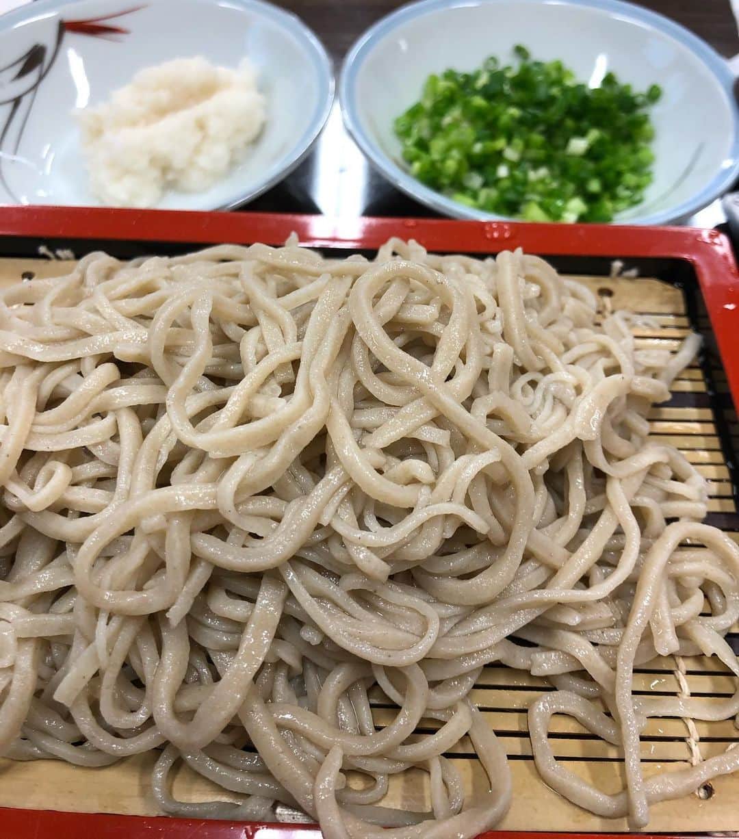 のインスタグラム：「. 島田市金谷町の#根岸 の皆様の 「たから会」新年会に。  #手打そば 頂きました。  奥の#辛子大根 が辛い！  美味しく頂きました！  #井林ふらり」