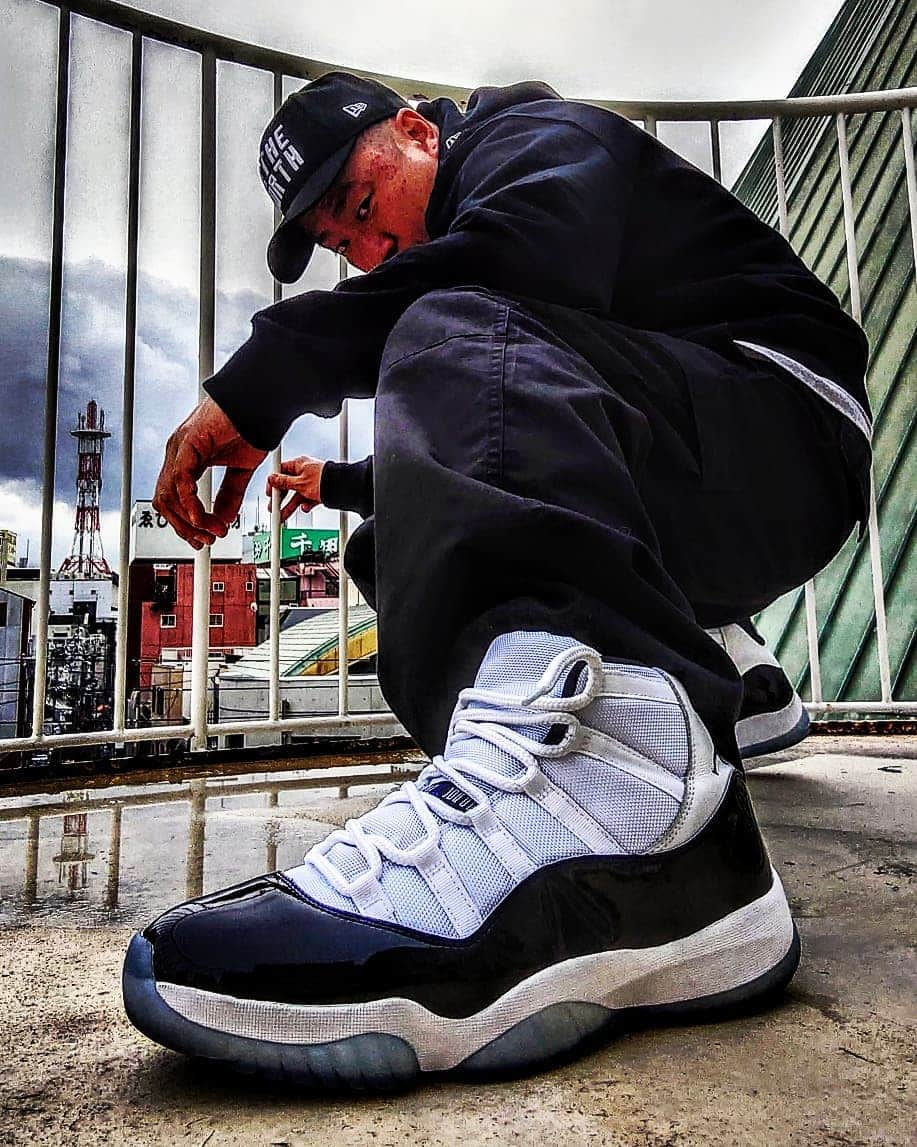 レイザーラモンRGさんのインスタグラム写真 - (レイザーラモンRGInstagram)「AIR JORDAN 11 CONCORD。加工した2枚目はたぶん8年後くらいの味が出たお姿。ここ手すり持たないとちょっと怖いんですよ。パンツは普通に軍モノ屋で買った太めの軍モノです。  #キモ撮り #KIMODORI #airjordan11concord」1月25日 17時35分 - rgrazorramon