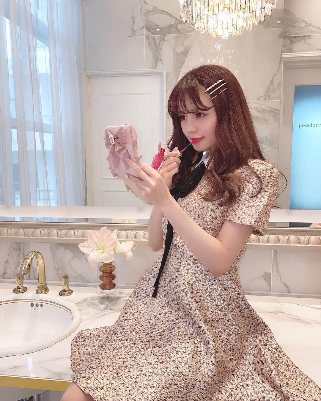 Isakoさんのインスタグラム写真 - (IsakoInstagram)「メイク中💄💕 . 今日はえりんことデートしたり お仕事したり🥰💫 お天気が良いと気持ちいいね💕 . . dress @dreamsisterjane . . . . #sisterjane#ruijewelry#powderroom#dress#princess#ドレス#シスタージェーン#メイクルーム#パウダールーム#ドレッサー#お姫様#プリンセス#メイクアップ#ルブタン#ルブタンリップ」1月25日 17時36分 - ichaaako