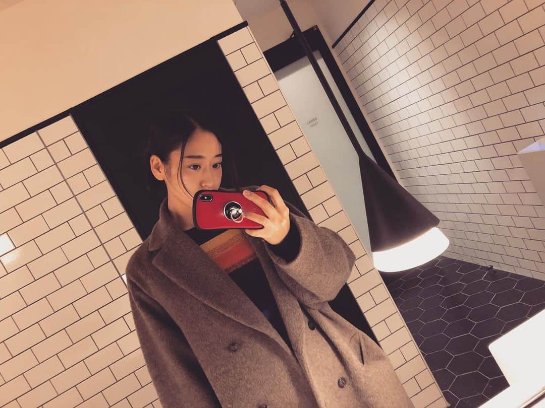 鮎川桃果のインスタグラム：「ロンTだけで過ごせる季節になってほしいなぁ 朝のシャワーが寒くない季節になってほしいなぁ でも、湯たんぽと一緒にお布団で寝るのは幸せなんだよなぁ」