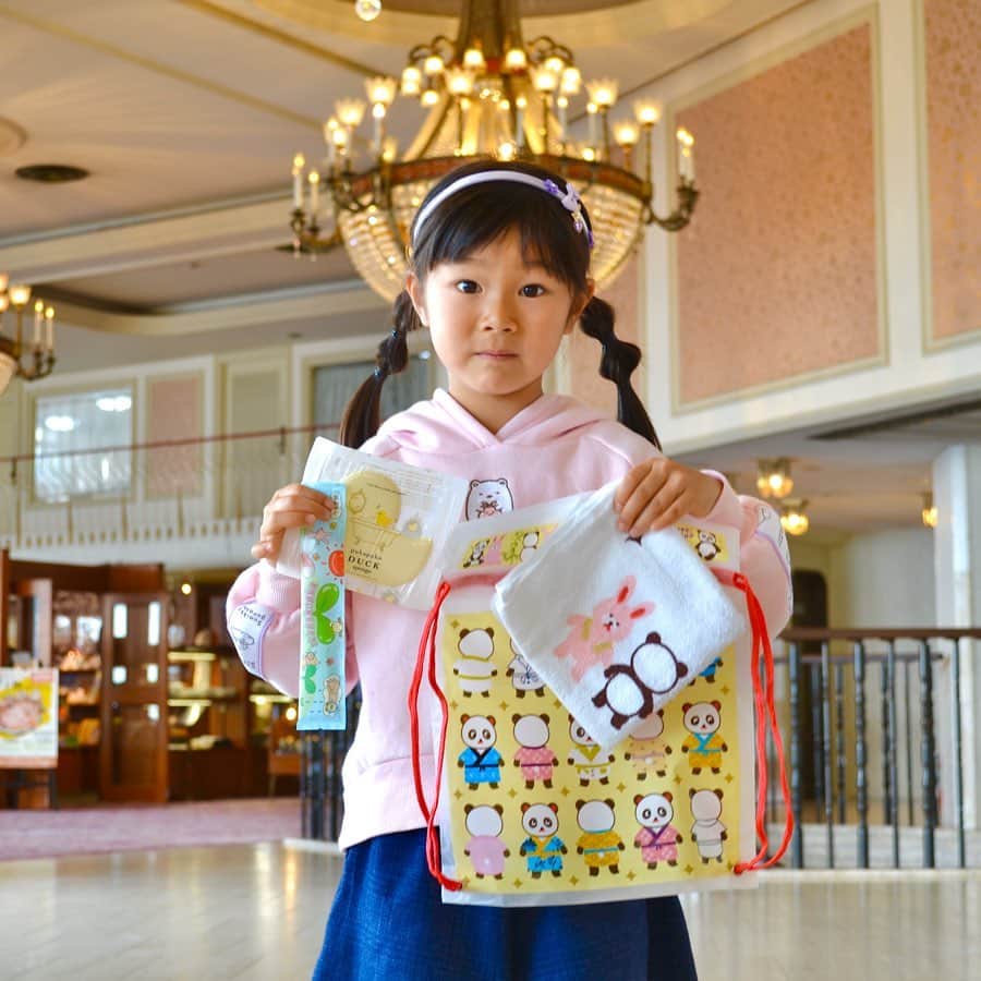 ホテルニューアカオ　熱海温泉＆リゾートのインスタグラム：「ホテルニューアカオ、ロイヤルウイングでは幼児向けアメニティを無料でお渡ししております‼️ 内容は小さめの歯ブラシ、タオル、スポンジとそれらを入れて背負えるリュックもついてくるので持ち運びも簡単♪ 幼児のお子様との宿泊の際に是非ご活用ください✨」