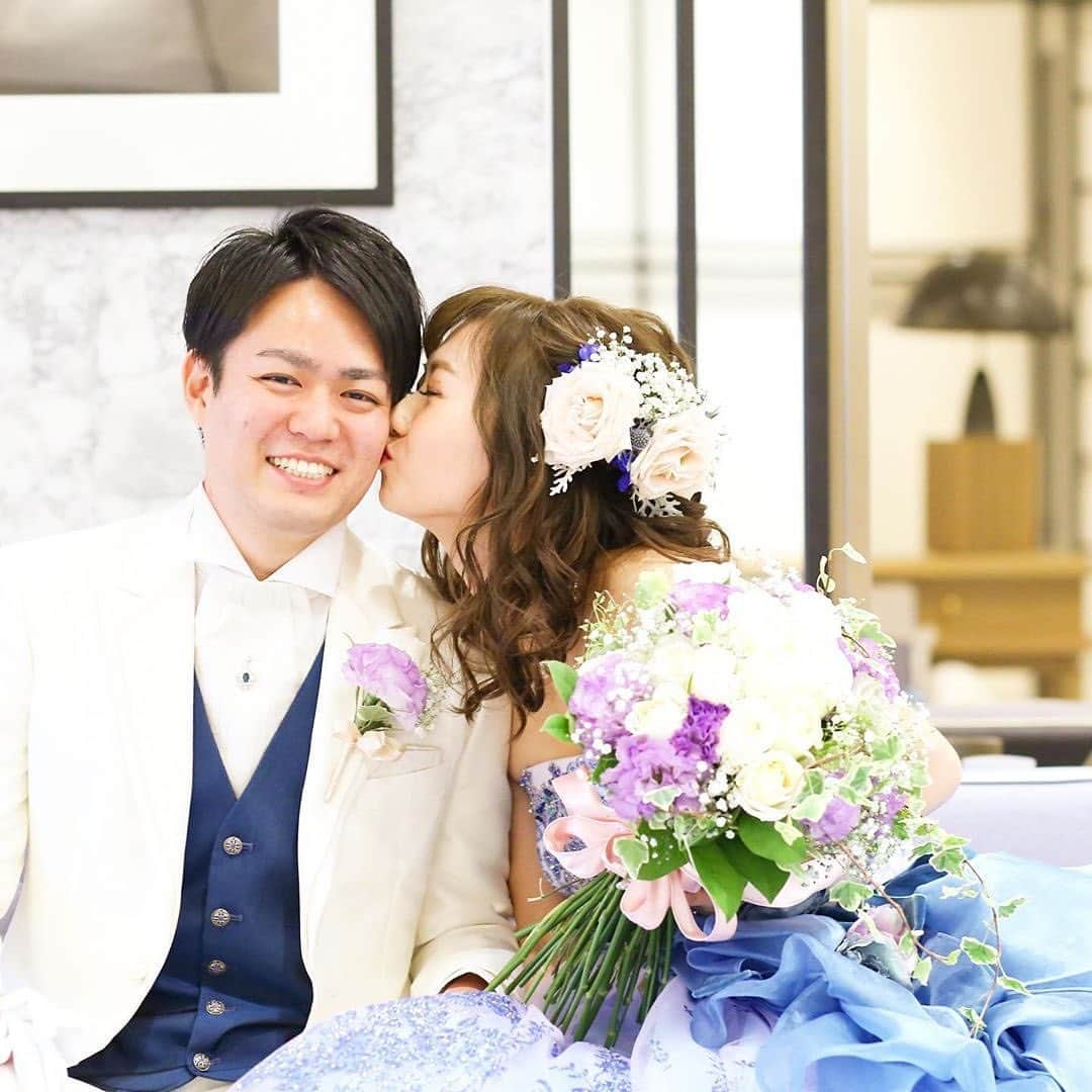 ホテルモントレウェディング【公式】 のインスタグラム：「♥ @montereyweddingをフォローして 『 #モントレ花嫁 』『 #ホテルモントレ』の タグをつけて投稿してくださいね＊*. . 💒👰ホテルモントレ ラ・スール大阪 @lasoeurosaka_wedding . 水色のカラードレスに ボリュームのあるクラッチブーケ☆ 柔らかい女性らしさを♡ . ——————————. ◆ブライダルフェア予約はこちらをcheck＊* http://bit.ly/2OQh0ac ◆ホテルモントレ ラ・スール大阪の公式HPはこちら* https://www.monterey-wedding.jp/lasoeur_osaka/ ——————————. . #モントレ #モントレ花婿 #プレ花嫁 #卒花 #marry花嫁 #dressy花嫁 #farnyレポ #プラコレ ﻿#maricuru #dressy花嫁 #日本中のプレ花嫁さんと繋がりたい #ウエディングニュース #flower #ウェディングドレス #dress #結婚式 #披露宴 #結婚式場 #2020年春婚 #2020年夏婚 #2020年秋婚 #2020年冬婚 #水色ドレス #ブルードレス #クラッチブーケ #グラデーションドレス」