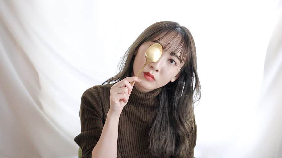のインスタグラム：「1枚目はサムネのボツショット。 YouTube見てね🙌」