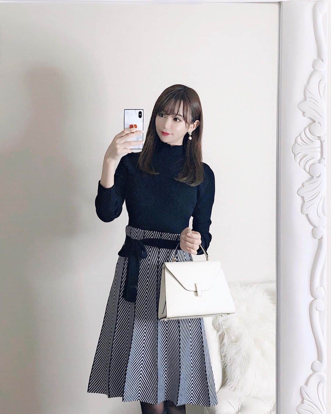 のインスタグラム：「今日はこれから、お友達ご夫婦や 仲良くしてくださる方々とお食事会☺️🍽 私服は、 @eris___official のニットワンピ💄 厚手であったかいけど タイトなラインで着膨れしないの✨ 上品で女性らしい黒が好き💕 . バッグ @valextra  ピアス @chanelofficial . . #fashion #coordinate #valextra #chanel #ニットワンピース #黒コーデ #モノトーン #ヴァレクストラ #シャネル」