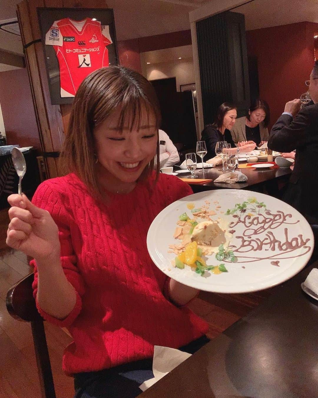 本橋優華のインスタグラム：「プレート写真撮る前にほぼ食べちゃった。 らしい。っちゃらしい。  いくつになっても東京タワーが大好きです。  こんな私ですがこれからも宜しくお願いします🥰 歳をとる気はありません。笑  今年は読書します👐 #mybirthday#happy#birthday#gooday#tokyotower」