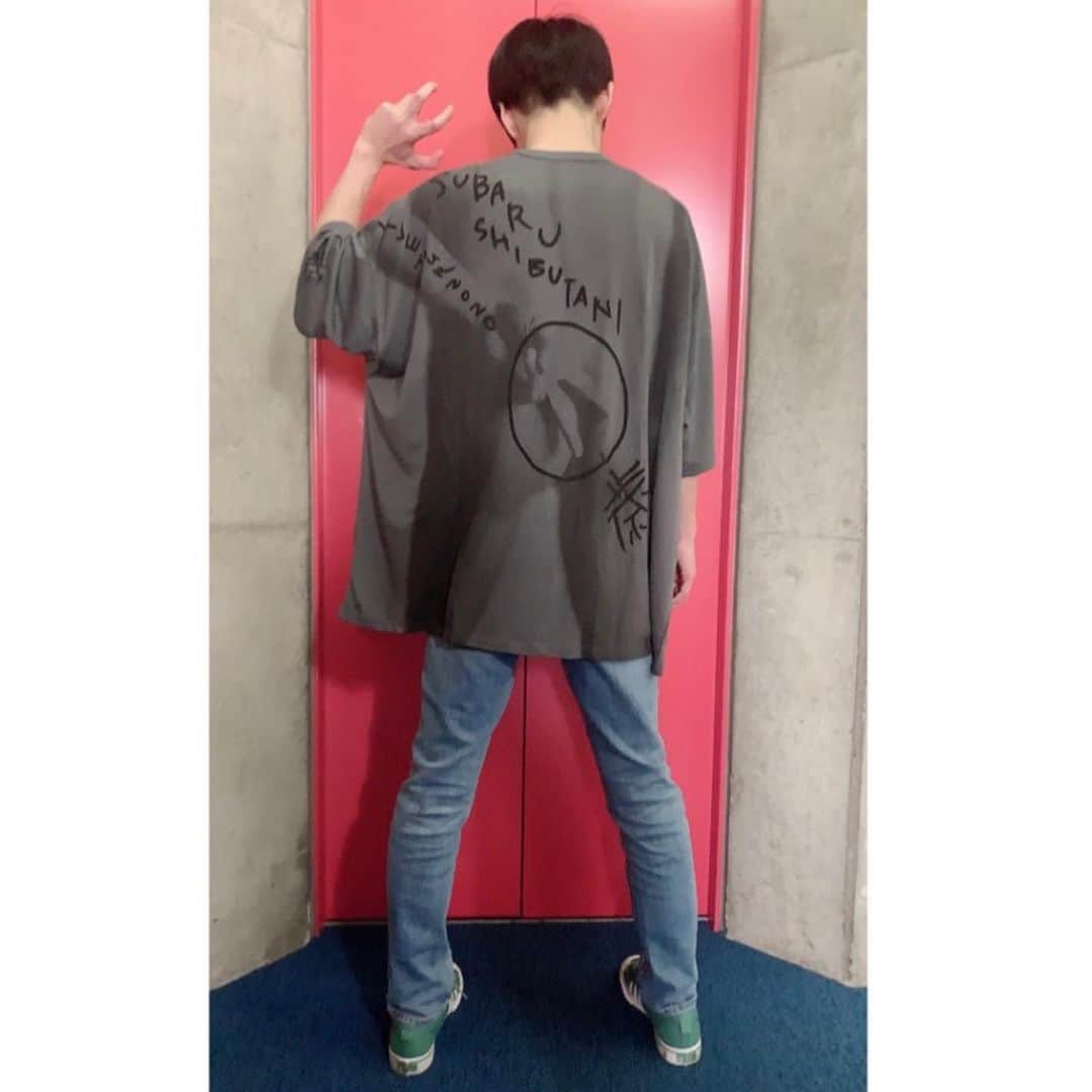 渋谷すばる（公式）さんのインスタグラム写真 - (渋谷すばる（公式）Instagram)「ビッグシルエットTシャツです  ワンピースとしても着れますよー 知らんけど。  うちろにおちり  #渋谷すばる #すばる #SubaruShibutani #渋谷昴 #Shubabu #LIVETOUR2020二歳 #ツアーグッズ #ビッグシルエットTシャツ #oversizeT-shirt #特大尺码T恤衫 #絶対領域 #おちり」1月25日 17時57分 - subaru.shibutani.official