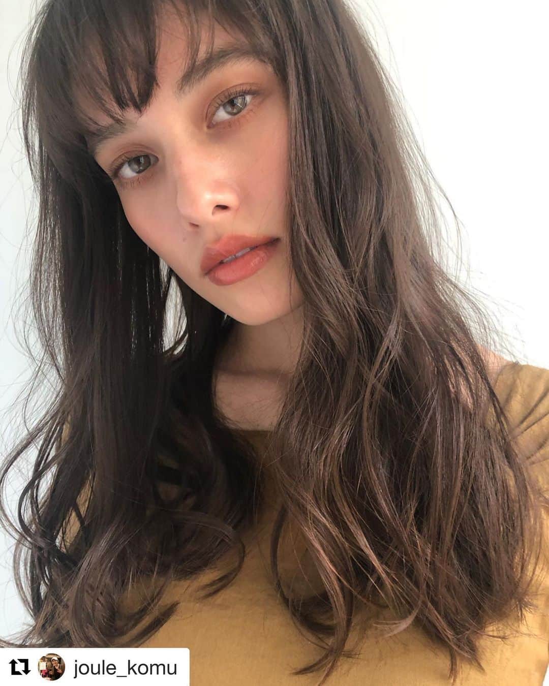のインスタグラム：「#Repost @joule_komu with @get_repost ・・・ 先日の🧡﻿ ﻿ メイクとヘアもやらせてもらいました🥰﻿ ﻿ #uzu  のブラウンのリップが万能すぎる件🥺﻿ ﻿ これはオレンジ重ねてる🧡﻿ ﻿ ﻿ #joule新宿三丁目﻿ #美容室 ﻿ #サロン ﻿ #新宿﻿ #ショート﻿ #hairstyle ﻿ #hairsalon ﻿ #joule ﻿ #ファッション ﻿ #撮影 ﻿ #tokyo ﻿ #メイク ﻿ #ヘアカラー ﻿ #カット ﻿ #パーマ ﻿ #ヘアアレンジ ﻿ #スロウカラー ﻿ #mm﻿ #ミリ活﻿ #ミリアンバサダー﻿」