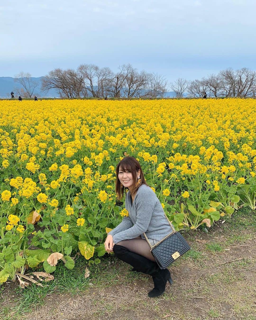 のインスタグラム：「こんばんは♡ おつかれさま♡ ・ 今年もきたー菜の花畑💛💛 今年は暖かいからか更に早咲きだったかも😊💛もう満開〜✨✨ ・ 何となくしゃがんでみた笑 ・ ・ #菜の花#菜の花畑 #イエロー#景色#風景#絶景#景色好きな人と繋がりたい #なぎさ公園#満開#滋賀#ig_Japan#siga#motherlake#ig_jp#instagood #instahappy#cute#pic#instapic#instaflower#いつもありがとう」