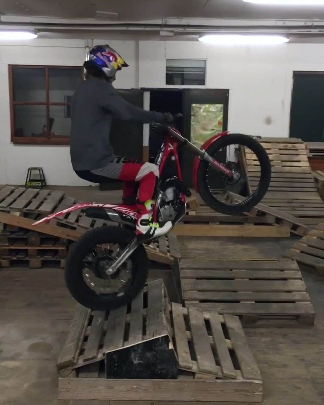 のインスタグラム：「redefining what a weekend workout means 💪 . 🏍: @ag141 #redbull #motorsports #motorbike #moto #trials」