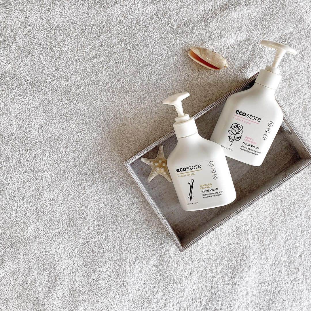 石黒美帆のインスタグラム：「*﻿ 家のいたるところに置いてある @ecostore.jp 🌿﻿ ﻿ ﻿ 洗面所やキッチンにはROSE&GERANIUM。﻿ お手洗いにはVANILLA&COCONUT🥥✨ ﻿ ﻿ ﻿ 香りが穏やかで癒されます☺️ ﻿ ﻿ ﻿ ﻿ #ecostore#ecostorelife#organic#handsoap#cosmetics#エコストア#オーガニック#オーガニックコスメ#コスメレポ#ハンドソープ」