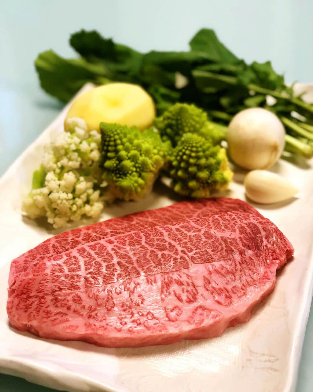 しなしさとこさんのインスタグラム写真 - (しなしさとこInstagram)「. . ひとりご飯はお家ステーキ🥩 鹿児島県産黒毛和牛🐃 ロマネスコとカリフローレに カブ、ルッコラ、キタアカリ。 お野菜もたっぷり美味しい😋 . . #しなしさとこ #女子格闘技 #格闘技女子#女子アスリート#腹筋女子 #ジョシカク #アラフォー #40代 #42歳 #脱げるカラダ#身体作りは食事から#さとこメシ#ステーキ #家ステーキ #和牛ステーキ #和牛ヒレ#和牛 #鹿児島県産 #鹿児島県産黒毛和牛 #黒毛和牛 #黒毛和牛ステーキ #肉 #肉食女子#ロマネスコ #カリフローレン #カリフローレ」1月25日 18時00分 - shinashisatoko