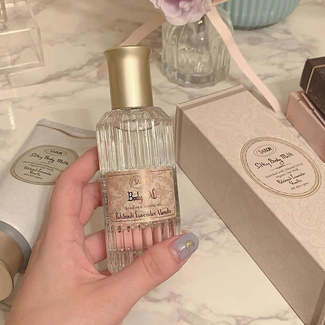 MERYさんのインスタグラム写真 - (MERYInstagram)「. ボディスクラブが有名な『SABON（サボン） @sabon_japan 』ですが、それ以外のボディケアアイテムも見逃せないんです♡乾燥が気になる季節にぴったりの保湿効果が高いボディオイルは、ベタベタしないライトな使用感が魅力的。ふわりと香るパチュリ・ラベンダー・バニラが癒しを与えてくれます。 ボディスクラブと併せて使用するのもおすすめです。 . MERYでは他にも「かわいい」に近づくさまざまな情報を発信しています。 @mery.beauty コスメ・美容に特化した情報をお届け♡ @mery_spot 話題のカフェやお出かけスポットをご紹介！ こちらもぜひチェックしてみてください！ . . photo by @_koko627 . #MERY #regram #instagram #photogenic #instagenic #instagood #instalike #SABON #bodyoil #bodycare #vanilla #patchoulilavendervanilla #sabonjapan #サボン #保湿 #保湿ケア #バスタイム #ご褒美ケア #ケア #自分磨き #コスメ #美容 #バニラ #パチュリラベンダーバニラ #ボディオイル #ボディケア #お洒落 #お洒落さんと繋がりたい #MERY女子 #メリー」1月25日 18時00分 - mery.jp