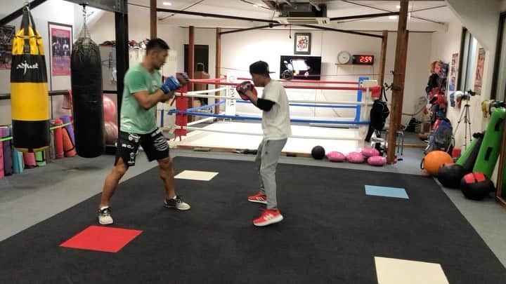 ストラッサー起一のインスタグラム：「オープンフィンガーでパンチの練習。 藤村会長、本日もありがとうございました。  #MMA #総合格闘技 #格闘技 #キックボクシング #トレーニング #ボクシング」