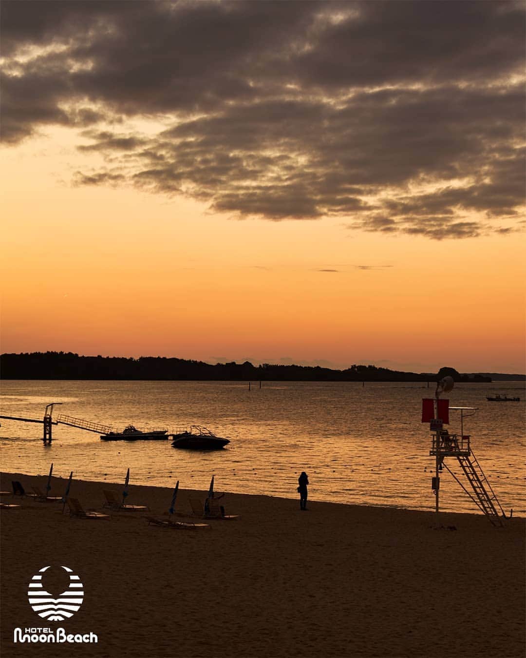 のインスタグラム：「1月3日、黄昏のムーンビーチ。今日の沖縄は2日続けての夏日でした。 Twilight  MoonBeach 3Jan2020 #沖縄 #恩納村 #沖縄ホテル #沖縄リゾート #沖縄観光 #沖縄旅行 #沖縄ビーチ #インフィニティプール #沖縄好き #沖縄好きな人と繋がりたい #ホテルムーンビーチ #ムーンビーチ #ムーンビーチホテル #okinawa #onnason #okinawabeach #okinawahotel  #okinawatrip #okinawasunset #okinawalikes #okinawalabo #okinawa_life #hotelmoonbeach #moonbeach #moonbeachhotel #docomomo #japan #visitjapan #visitokinawa #okinawajapan」
