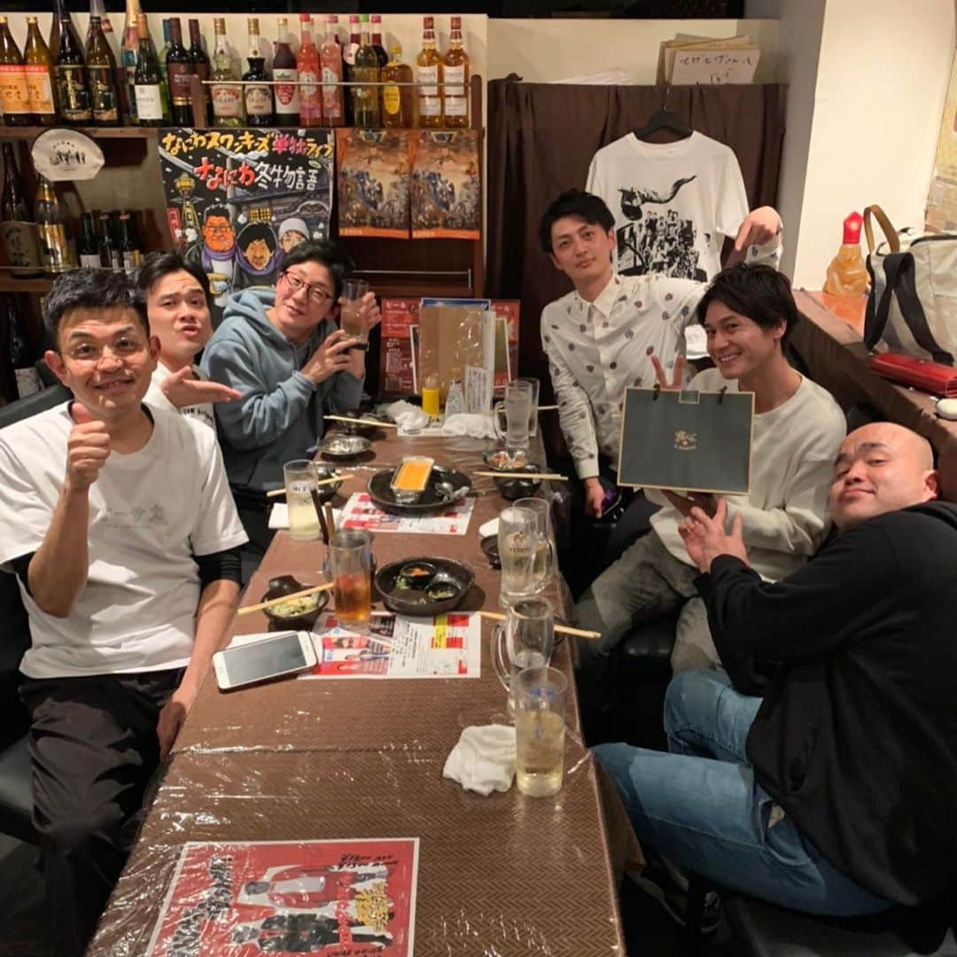 たかのりさんのインスタグラム写真 - (たかのりInstagram)「先日の多田さんのお誕生日会。 すごく楽しかった、のですが、、、 プレゼント大失敗。 前に「イヤホン買ってんワイヤレスのやつ、ノイズキャンセリングってすごいな、あれめっちゃええなぁ、新しいやつ」と言われたらAirPodsと思いますやん。 ということでAirPodsケースプレゼントしたら全然違うイヤホン、サコッシュがボコっとなるぐらいの大きさのイヤホン、見たことない形のイヤホン、緑とかも全く関係ないイヤホン、携帯灰皿っぽいイヤホン。 揉めに揉め、話し合いの結果多田さんもちょっと悪いという結論に至りました。 熊プロは店員さんでしたが、料理持ってくる度にずっと食べたそうな顔してました。 #誕生日会」1月25日 18時11分 - takanoritribe