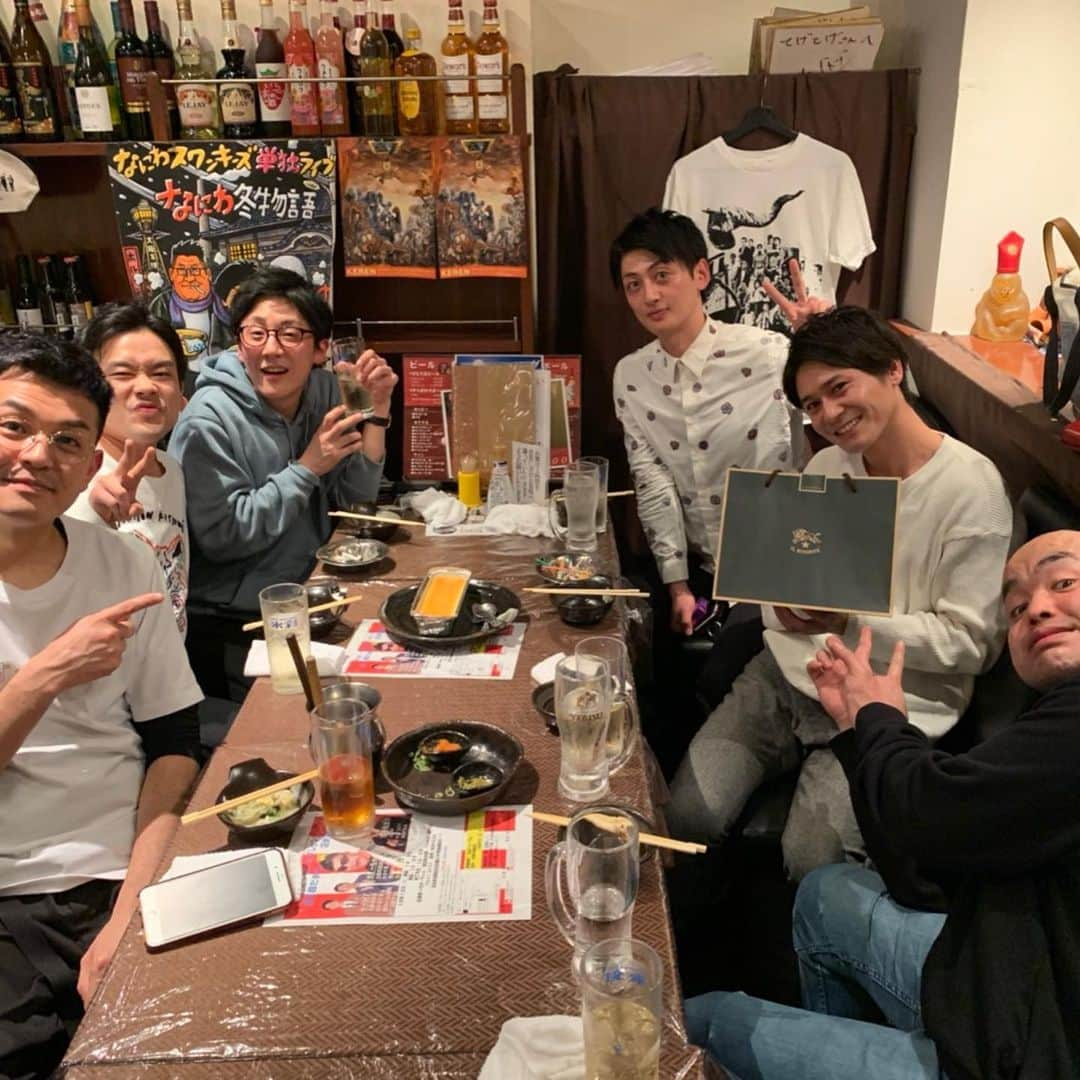 たかのりさんのインスタグラム写真 - (たかのりInstagram)「先日の多田さんのお誕生日会。 すごく楽しかった、のですが、、、 プレゼント大失敗。 前に「イヤホン買ってんワイヤレスのやつ、ノイズキャンセリングってすごいな、あれめっちゃええなぁ、新しいやつ」と言われたらAirPodsと思いますやん。 ということでAirPodsケースプレゼントしたら全然違うイヤホン、サコッシュがボコっとなるぐらいの大きさのイヤホン、見たことない形のイヤホン、緑とかも全く関係ないイヤホン、携帯灰皿っぽいイヤホン。 揉めに揉め、話し合いの結果多田さんもちょっと悪いという結論に至りました。 熊プロは店員さんでしたが、料理持ってくる度にずっと食べたそうな顔してました。 #誕生日会」1月25日 18時11分 - takanoritribe