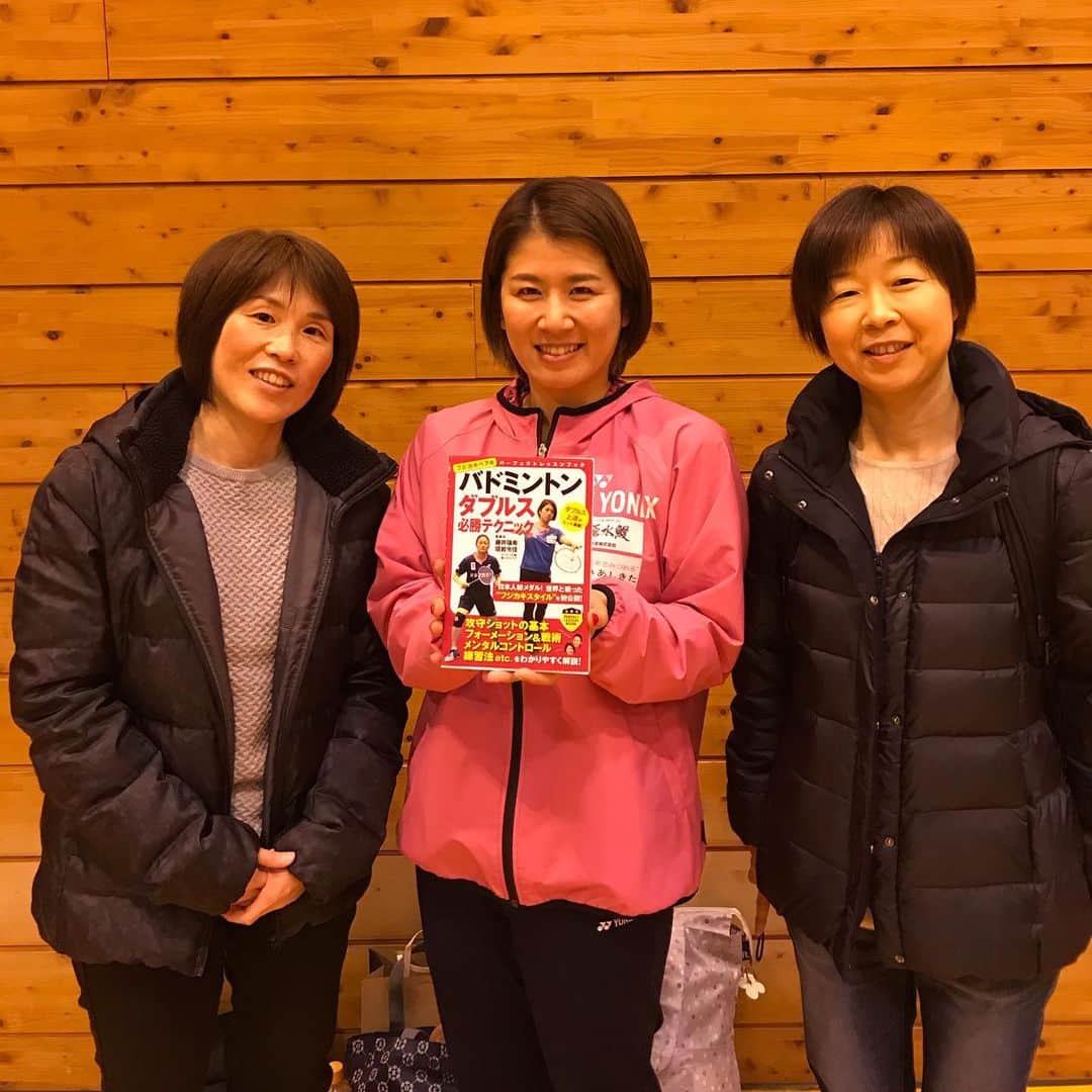 藤井瑞希さんのインスタグラム写真 - (藤井瑞希Instagram)「・ ・ 高知に来ております🥰 ・ ・ 強化合宿にて、指導させてもらいました‼️ ・ ・ 生徒さん達も本を買ってくれてありがとう🥺✨ ・ ・ そして、高知のフジカキファンのお二人が会いに来てくれました😭 ・ ・ とっても嬉しかったです❤️！ ・ ・ #高知県 #強化練習 #フジカキ本 #サイン書いて手渡し #ありがとうございました」1月25日 18時25分 - bdmntnfujiimizuki