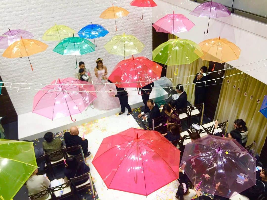 滋慶おもてなし&ブライダル・観光専門学校さんのインスタグラム写真 - (滋慶おもてなし&ブライダル・観光専門学校Instagram)「‪ 今日は本校で結婚挙式が行われました💍✨ テーマは“雨”🌂 結婚式が雨だと実は縁起が良いとされています⭐️‬ ‪学生さんのアイデアで雨と傘をモチーフに企画🌈  皆様に喜んでもらい、沢山の笑顔と感動が降り注いだ一日でした❣️ 新郎新婦様おめでとうございます🍾そして学生の皆さんお疲れ様でした✨‬ #大阪ウェディングアンドホテル観光専門学校 #学生 ‪#専門学校 #ブライダル‬ #リアルウェディング #挙式 #幸せ #学校 #ホスピタリティ #おもてなし #接遇 #温かい気持ち #ありがとう #学ぶ #意欲 #楽しい #明るい #学友 #friends #instagood #instalike #勉強 #study」1月25日 18時21分 - jsh_osaka