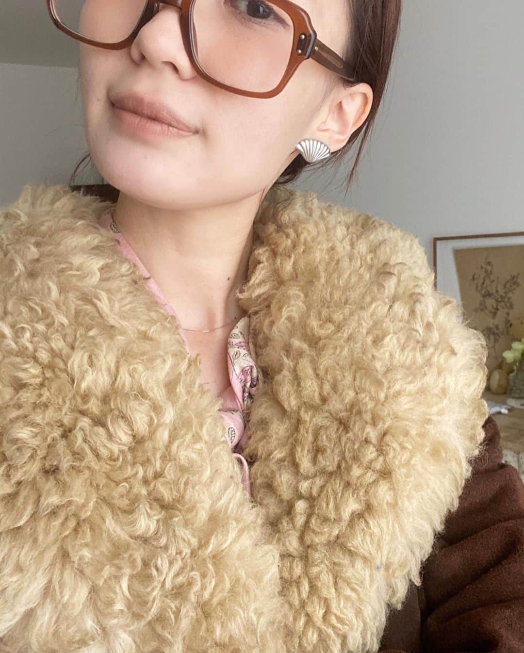 柴田紗希さんのインスタグラム写真 - (柴田紗希Instagram)「アウターにvitageスカーフを重ねてみたよ。 首回りが一気に華やかになるね🌷 温かいし可愛いしこの時期おすすめなコーディネート♡ アクセはシルバーアクセさ #しば服　#私服さん #vintage #スカーフアレンジ」1月25日 18時27分 - shibasaaki