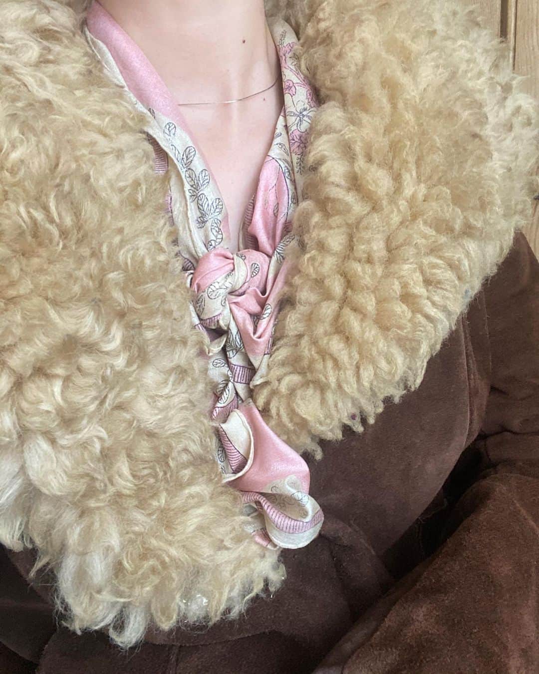 柴田紗希さんのインスタグラム写真 - (柴田紗希Instagram)「アウターにvitageスカーフを重ねてみたよ。 首回りが一気に華やかになるね🌷 温かいし可愛いしこの時期おすすめなコーディネート♡ アクセはシルバーアクセさ #しば服　#私服さん #vintage #スカーフアレンジ」1月25日 18時27分 - shibasaaki
