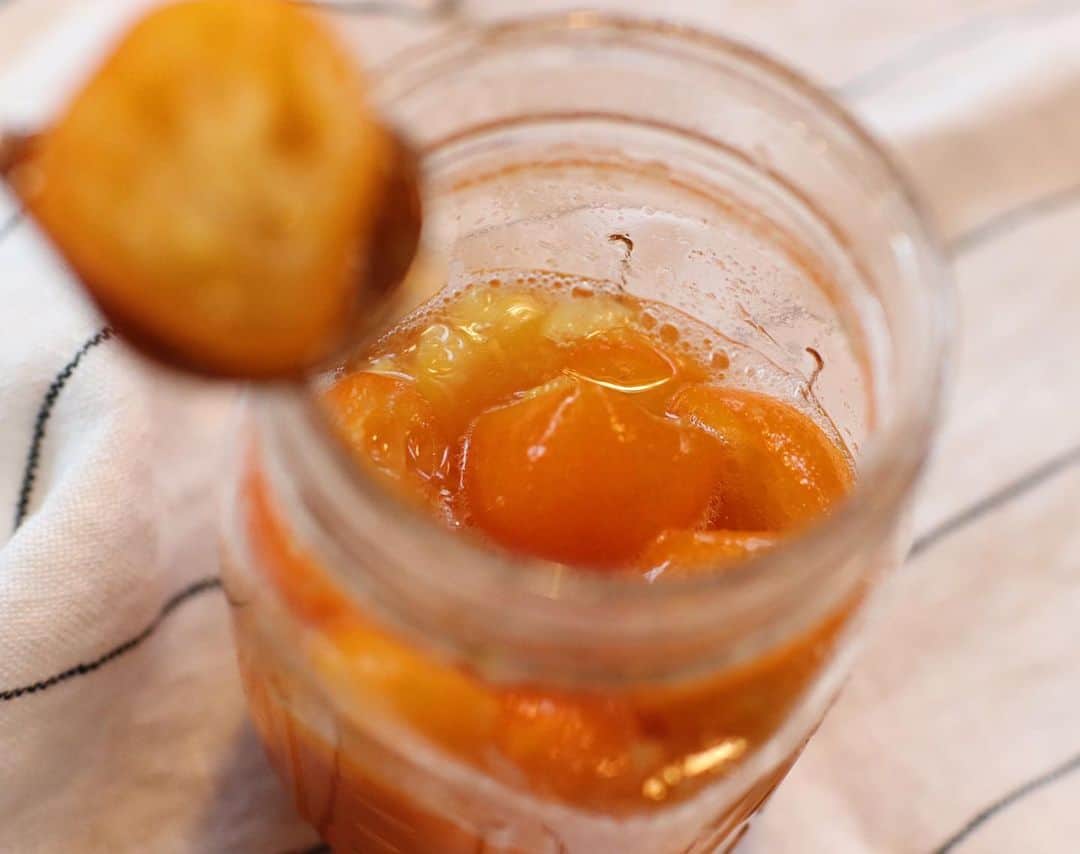 相馬絵美さんのインスタグラム写真 - (相馬絵美Instagram)「金柑の蜂蜜漬けを作りました。  生のフルーツが持つ酵素を大事にしたいので煮たりせず、半分に切ってヘタを取ってそのままたっぷりの蜂蜜に🍯  お湯で割ったり、ヨーグルトにかけたり、喉のケアにも。  そのまま食べるのも美味しいけど、蜂蜜の甘さで立派なデザートに✨  #金柑 #蜂蜜 #蜂蜜漬け #酵素 #フルーツ #ローフード #ギルトフリー」1月25日 18時37分 - somaemi
