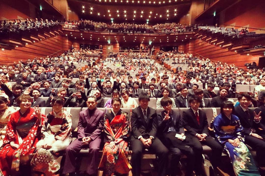 梅川壱ノ介（舞踊家）のインスタグラム：「2020/1/12 成人式にて ￣￣￣￣￣￣￣￣￣￣￣￣￣￣￣￣￣￣￣￣￣￣￣￣￣￣ 地元日田市の成人式にて、踊らせて頂きました。自分の成人式の時は新潟でバレエをしたので、初めて参加致しました。新成人はとても爽やかでした。  感動的で素晴らしい式典でございました。 皆さま、本当におめでとうございます。  #成人式 #梅川壱ノ介  #日本舞踊ご披露 #日田市 #二十歳 #爽やか #感動的」