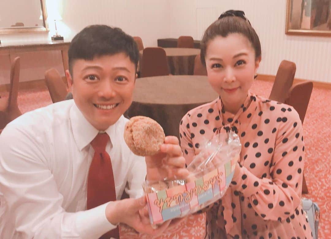 藤井日菜子のインスタグラム：「やのぱんとシューラスク😊 もう10年くらい一緒に司会してるけど、いつ会っても気持ちがよく楽しい人だ😊  #司会#松竹芸能#やのぱん#藤井日菜子」