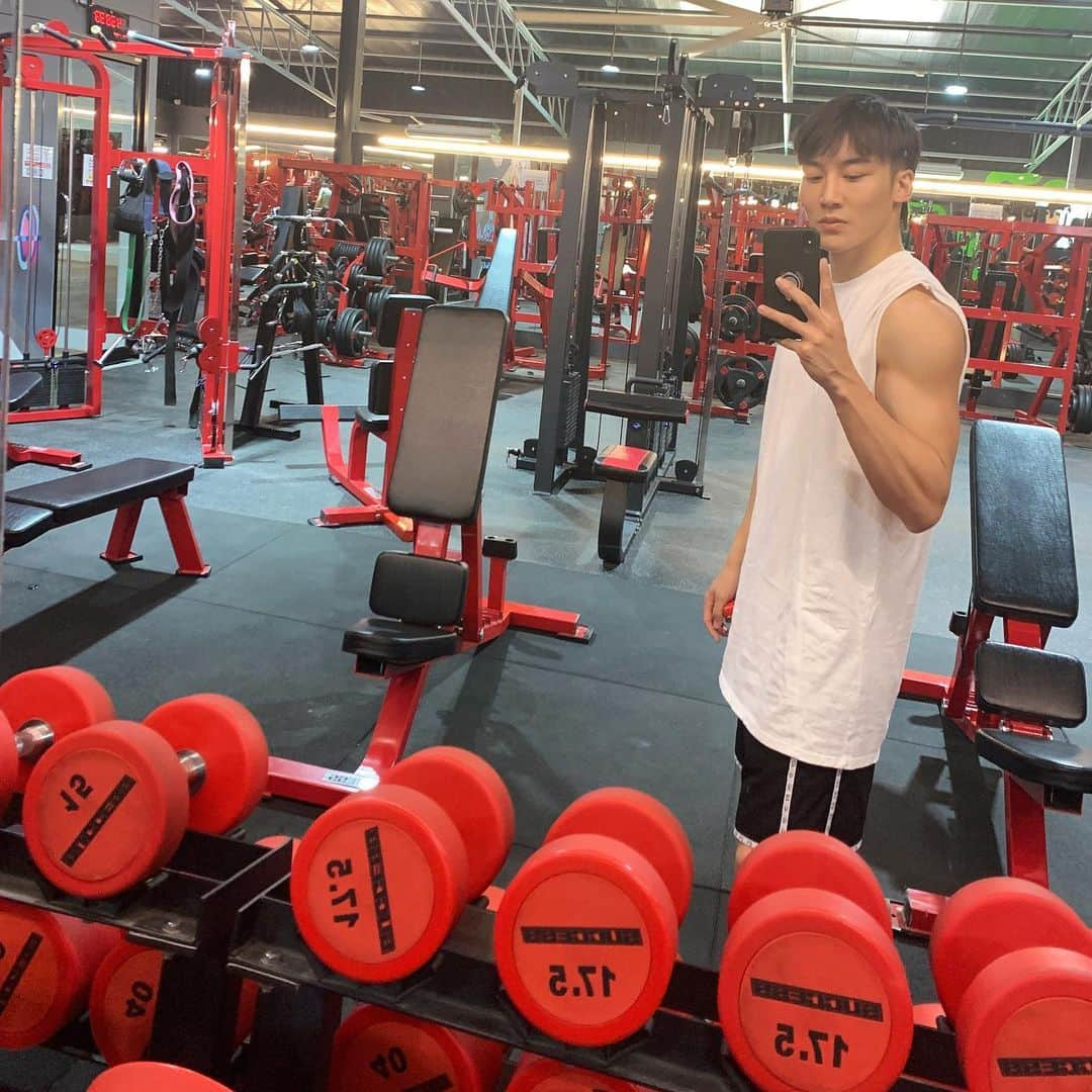 プリンス・マックのインスタグラム：「Not going to the gym today, unless it’s red. Happy Chinese New Year. Happy Lunar New Year. Happy New Year. #chinesenewyear #cny #lunarnewyear #gym #red #fitness」