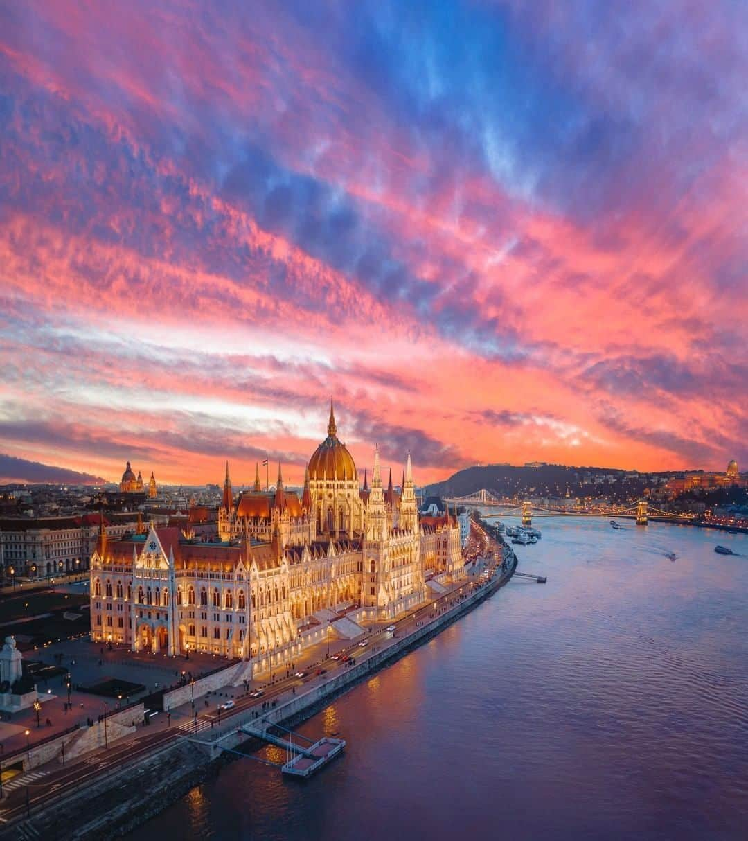 9GAGさんのインスタグラム写真 - (9GAGInstagram)「Who's that friend you would love to watch the sunset in #Budapest with? 😍🇭🇺Follow @voyaged and discover more about the world! | By @davide.anzimanni - #9gag #voyaged #travel」1月25日 19時09分 - 9gag