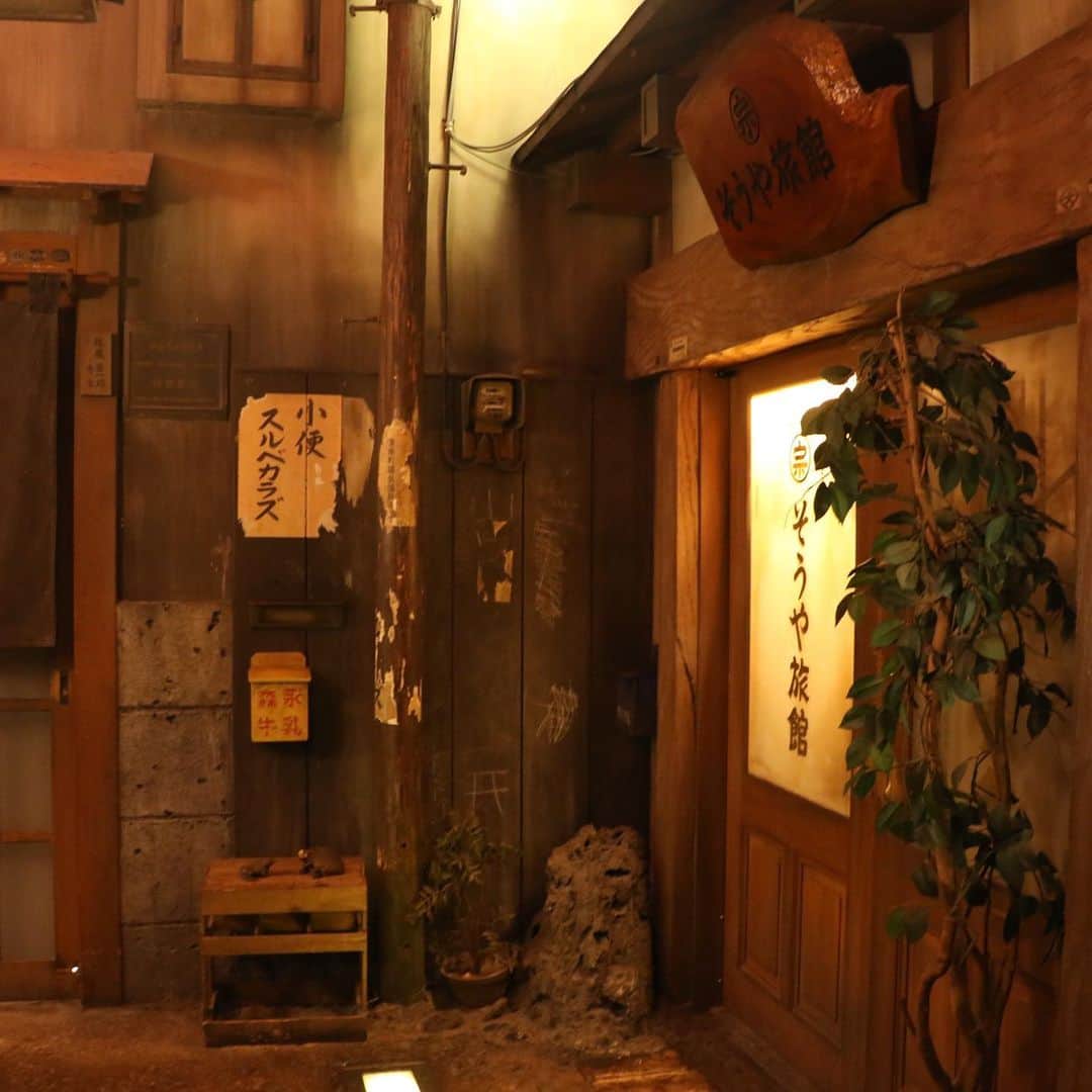 新横浜ラーメン博物館(ramen museum)さんのインスタグラム写真 - (新横浜ラーメン博物館(ramen museum)Instagram)「地下フロアに広がるのは昭和33年の街並み。世界初のインスタントラーメンが発売されたのがこの年です。 昭和レトロな空間に世界中から選りすぐられた7店のラーメン店が並びます。また、ライブや大道芸、紙芝居といった楽しいイベントもあり、食べる以外の楽しみも満載です。 . . Our seven ramen shops are showcased in a street-scape replication from the year 1958, Japan. It was in this year that the world's first instant ramen was invented. . . さらに詳しい情報はプロフURLのラー博公式HPからご確認ください @ramenmuseum . . #ラーメン #らーめん #ラー博 #ラーメン博物館 #新横浜ラーメン博物館 #新横浜 #アミューズメントパーク #テーマパーク #昭和 #昭和レトロ #昭和ノスタルジー #フォトジェニック #ラーメンインスタグラム #麺スタグラマー #ラーメン部 #ラーメン倶楽部 #ラー写 #ラーメンパトロール #博物館 #ramen #japaneseramen #ramenmuseum #shinyokohamaramenmuseum #shinyokohama #instafood #拉麺 #拉面 #大道芸 #紙芝居 #チキンラーメン」1月25日 19時03分 - ramenmuseum