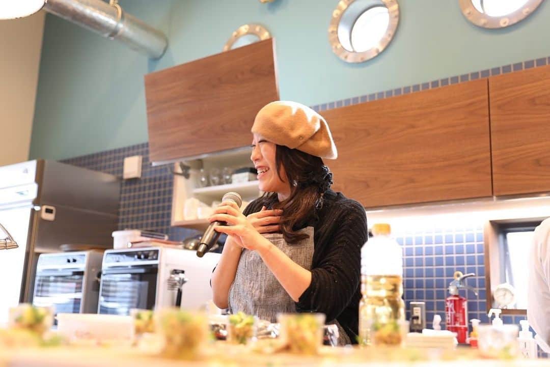 のインスタグラム：「🍽﻿ ﻿ お食事ラボ﻿ 「じゅんこごはん」ひとてま てまひま堪能ランチ﻿ ﻿ 土曜日だけのスペシャルランチ。﻿ ﻿ お食事ラボ。﻿ ﻿ 今年最初にお迎えしたのは、「じゅんこごはん」の小西純子さん。﻿ ﻿ 「じゅんこごはん」は、昔から家庭で普通に使われてきた食材を使い、ひとてまかけてアレンジし、﻿ ﻿ 見た目も美しく盛り付けることで、その美味しさと満足度をアップするごはんです。﻿ ﻿ 今では、イベントやケータリングに引っ張りだこの純子さん。﻿ ﻿ そんな「じゅんこごはん」が食べられるとあって、あっという間に満席となってしまった今日のラボ。﻿ ﻿ そして、スイーツ担当は、富山で唯一「オイルソムリエ」の酒田さとみさん。﻿ ﻿ 「さとみおやつ」と題して今日は、ほうじ茶のパンナコッタ オレンジ風味を作ってくださいました。﻿ ﻿ 心を込めて、丁寧に作られた料理に舌鼓を打ち、大満足の笑顔がいっぱい溢れたA-Portでした。﻿ ﻿ ありがとうございました。﻿ ﻿ ー皆さんの感想ー﻿ ﻿ ・念願の「じゅんこごはん」すごく美味しかったです。いろいろな料理が少しずつ食べられて幸せ!!お肉料理のソースがたまらなく美味でパンにでも付けて食べたいくらいでした。ほうじ茶パンナコッタも家で作りたいくらいでした。﻿ ﻿ ・どの料理もすごく上品な味付けで、とても食べやすくおいしかったです。﻿ ﻿ ・見ても食べても美味しいご飯で幸せなLaunchでした。こんな風に作れる女性になれたらいいなと思いました(^^)﻿ ﻿ ・いろどりキレイで見た目もおいしくいただきました。﻿ ﻿ ・どれも美味しかったです。おすいもの絶品でした。じゅんこごはん、やっと食べれましたー！﻿ ﻿ ・いろんな味を少しずつ♡ってのが、とても美味しく最後まで楽しめました。白和えに豚!!おいしい。エビそぼろも美味しかった。セロリのスープもサイコー。大根梅おろしうまい!!自分ではしない組み合わせや、ひとてまがおいしい、じゅんこごはんでした。ほうじ茶の大好きなので、デザートもおいしかったー♡﻿ ﻿ etc..﻿」