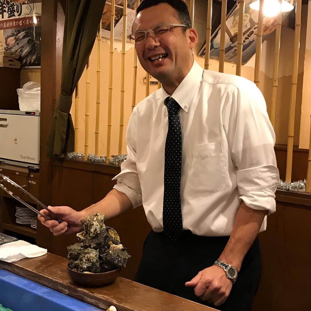 鶏魚 谷町のインスタグラム：「鶏魚です！しーちゃんです🎶 大人気の貝盛り放題、毎日受け付け中❤️ #大人気 #浜焼き #鶏魚 #大阪 #谷町四丁目 #駅近 #セルフ飲み放題 #地域最安値 #コース #座敷 #個室 #貝盛り放題 #ガンガン焼き #あさり #はまぐり #ホンビノス貝 #牡蠣 #さざえ #飲み会 #女将」