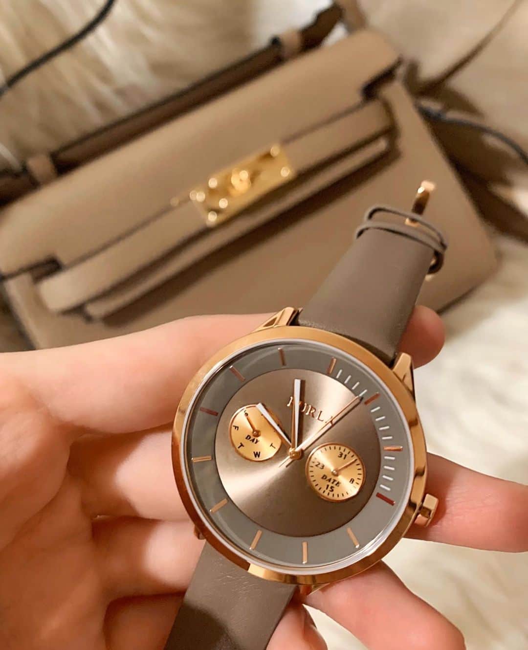 佐藤瀬奈さんのインスタグラム写真 - (佐藤瀬奈Instagram)「最近カジュアルめなコーデが多いので レザーベルトタイプの腕時計を探してて見つけた @furla の腕時計♡⠀ ⠀ 絶妙なグレイッシュベージュに一目惚れしたの🥰⠀ ⠀ シンプルなワンピースと合わせても可愛いだろうな〜🥺✨ ・ ・ ・ @the_platinum_select  #theplatinumselect #furla#furlawatch#フルラ#フルラ時計#メトロポリス#腕時計#腕時計くら部#腕時計コーデ#ママコーデ#カジュアルコーデ#スウェットパンツ#スウェットコーデ#gu#fifth」1月25日 19時13分 - senapuu