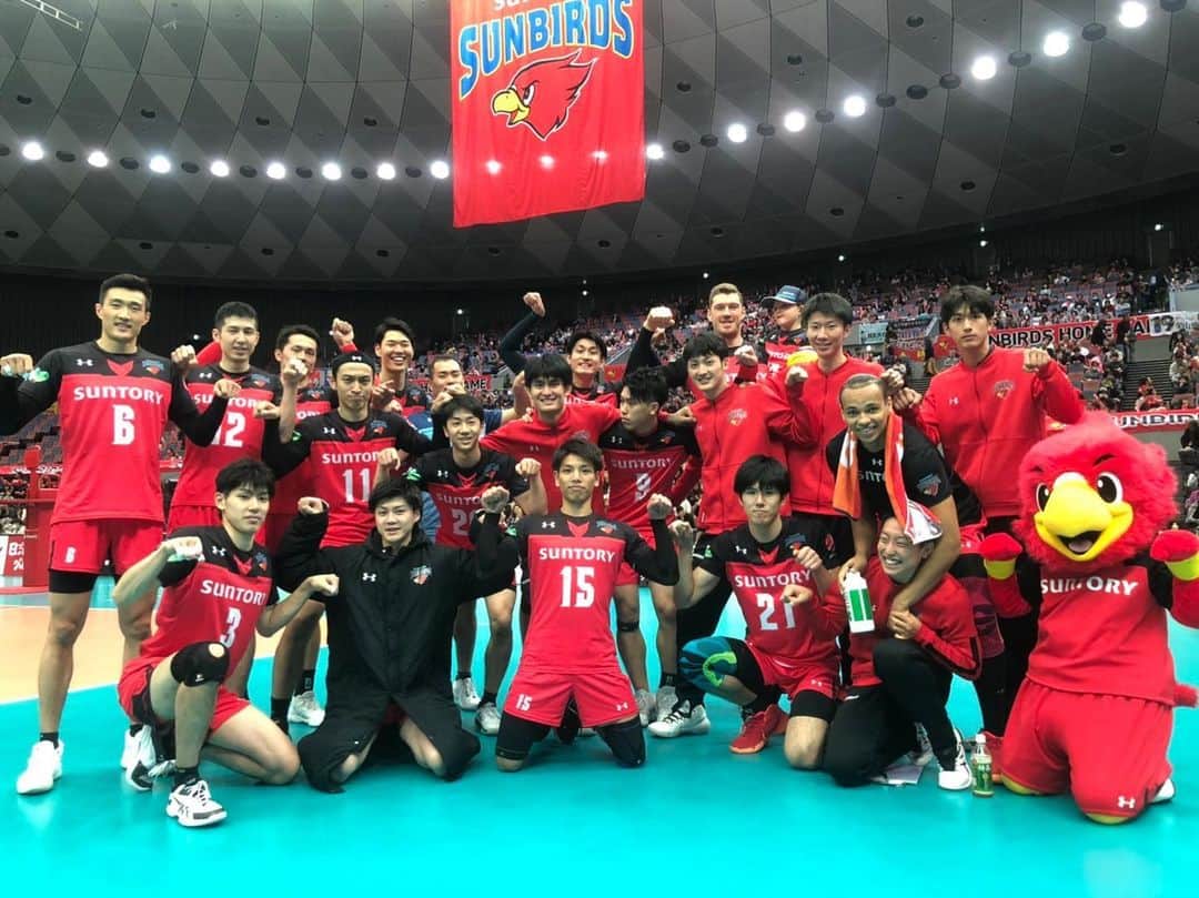 喜入祥充のインスタグラム：「15勝目♪ 今季、初サービスエース💪 明日も応援よろしくお願いします📣  #サンバーズ #ホームゲーム #15勝目」