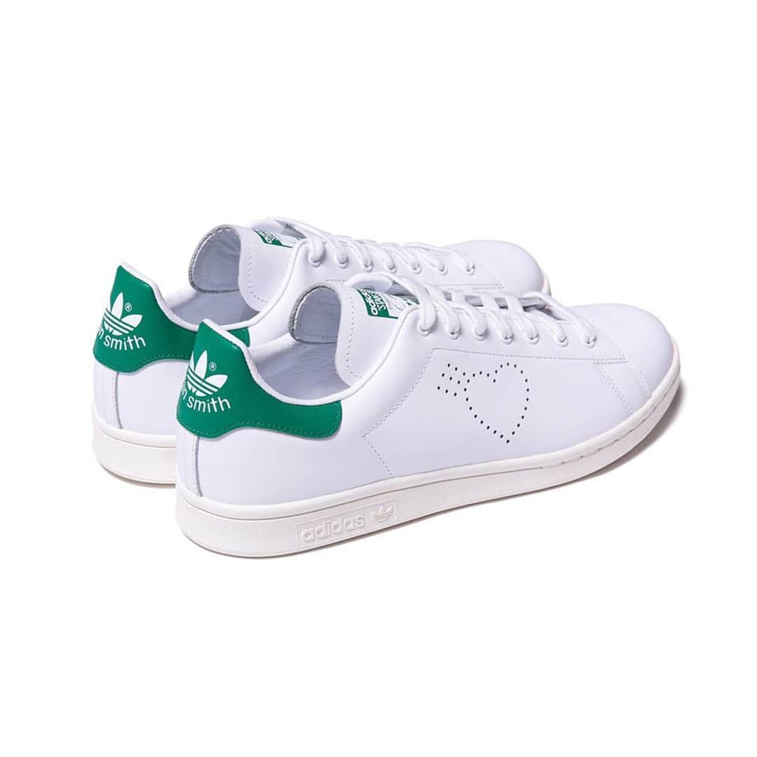 HYPEBEASTさんのインスタグラム写真 - (HYPEBEASTInstagram)「@hypebeastkicks: Here’s an official look at the @humanmade x @adidas Stan Smith collaboration. Using a crisp white leather base with green heel accents, the design’s centerpiece arrives on the lateral quarter where the Three Stripe graphic has been replaced by a signature Human Made heart. It’s set to arrive on the HUMAN MADE webstore on January 25 for approximately $136 USD. An in-store release will follow at HM’s Kyoto outpost on January 30.⁠⠀ Photo: Human Made」1月25日 19時16分 - hypebeast