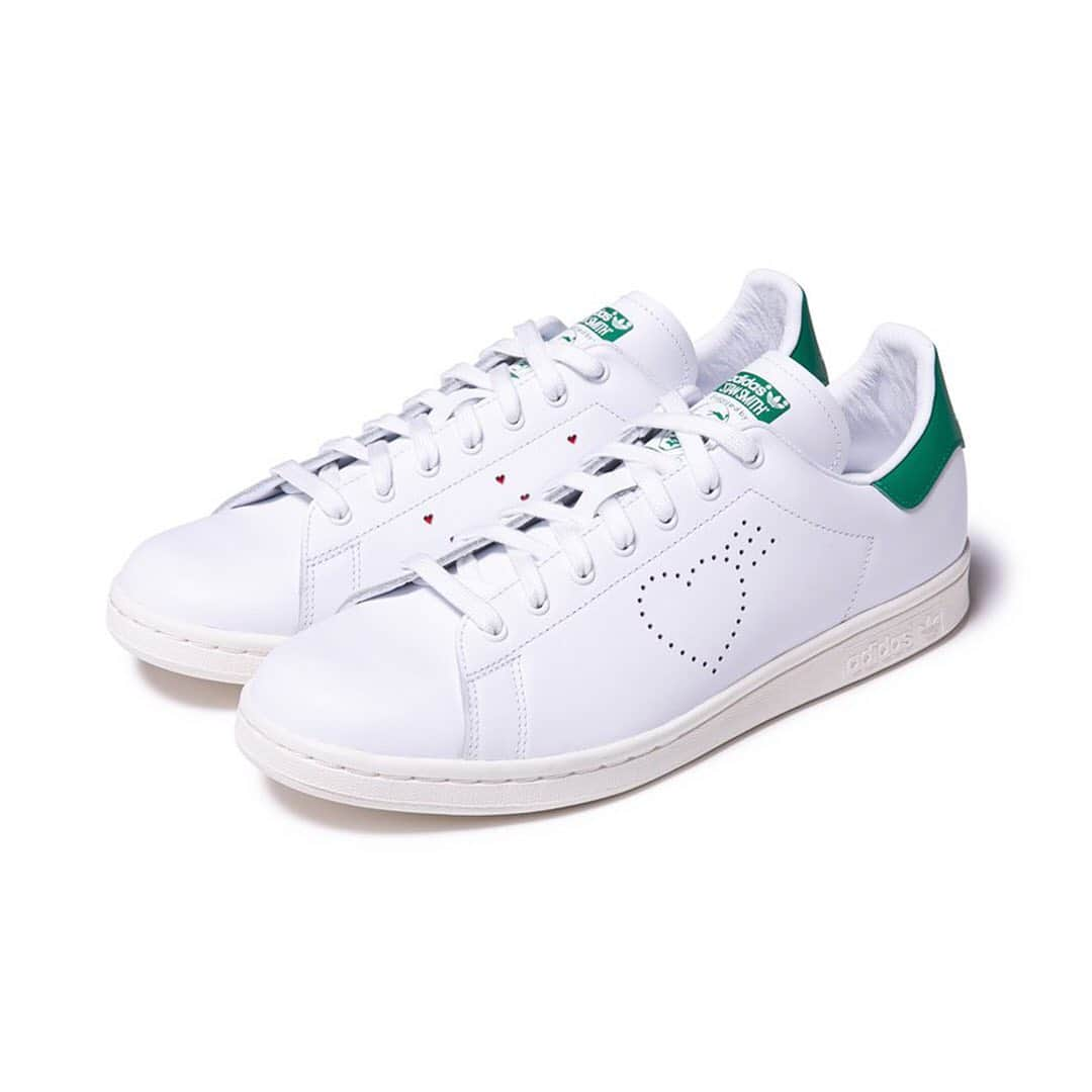 HYPEBEASTさんのインスタグラム写真 - (HYPEBEASTInstagram)「@hypebeastkicks: Here’s an official look at the @humanmade x @adidas Stan Smith collaboration. Using a crisp white leather base with green heel accents, the design’s centerpiece arrives on the lateral quarter where the Three Stripe graphic has been replaced by a signature Human Made heart. It’s set to arrive on the HUMAN MADE webstore on January 25 for approximately $136 USD. An in-store release will follow at HM’s Kyoto outpost on January 30.⁠⠀ Photo: Human Made」1月25日 19時16分 - hypebeast