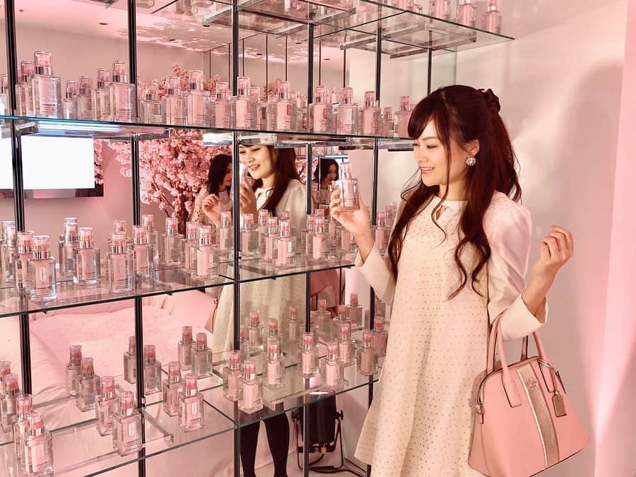 野本愛さんのインスタグラム写真 - (野本愛Instagram)「昨日はクリニーク（ @cliniquejp ）のイベントに行ったよ😊💓💓 . 2月28日に発売されるブライトニング美容液の「イーブンベターラディカルブライトセラム」と、 . ジェル乳液「クリニークiD」から桜の成分が入った敏感肌用ケアの美容成分が入ったカートリッジが新しく発売になったから早速試したよ❤️ . クリニークiDの敏感肌用ケアのカートリッジは保湿だけじゃなく、 肌色を補正してトーンアップしてくれる優れもの💕 . 美容成分と組み合わせられる乳液ケアってちょっと贅沢でいいと思う思った😍😍 . ブライトニング美容液は、乾燥によるくすみにアプローチして、バリア機能もサポートしてくれるよ❤️ . テクスチャーが今までにない感じだった😆❣️ . みずみずしさもありつつ密着感もあるような絶妙な素晴らしさ😍😍 . 自分史上最高に綺麗になるには透明感のある肌は大事よね💕 . そしてクリニークのスタッフさんってみんな美肌だったなぁ😍😍 . 試してみてね❤️ .  #私だけのiD #クリニークiD #オーロラ美容液 #均一美肌 #ほめ肌 #pr」1月25日 19時16分 - himemode