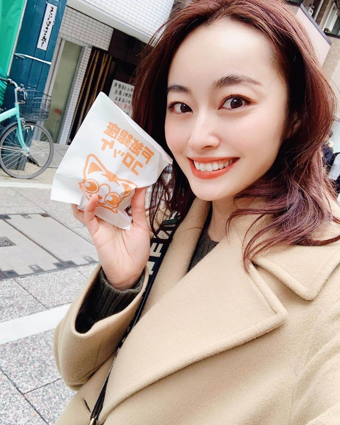 小祝麻里亜のインスタグラム：「いつしかの週末。 なんか商店街とかぶらぶら歩きたいなぁ〜と思い、戸越銀座に初めて行きました😊✨ ． お家でお昼食べて出かけたのに、やっぱり食べ歩きしちゃった😝商店街はほぼ電子マネーを使えたおかげで、小銭だらけにならず❣️❣️ ． さらにまた違う街に行って、あてもなくブラブラしましたとさ✨ ． ． 夫婦でペアルック感を醸し出してたので、パシャリ👫📸(眉サロン行く前だから眉毛ボサボサ👀) ． ＿＿＿＿＿＿＿ #ぶらり散歩 #商店街 #戸越銀座 #夫婦 #日韓夫婦 #ラルフローレン #outfit #holidays #ralphlauren #셀카 #셀피#셀스타그램 #얼스타그램 #데이트 #부부그램 #한일부부」